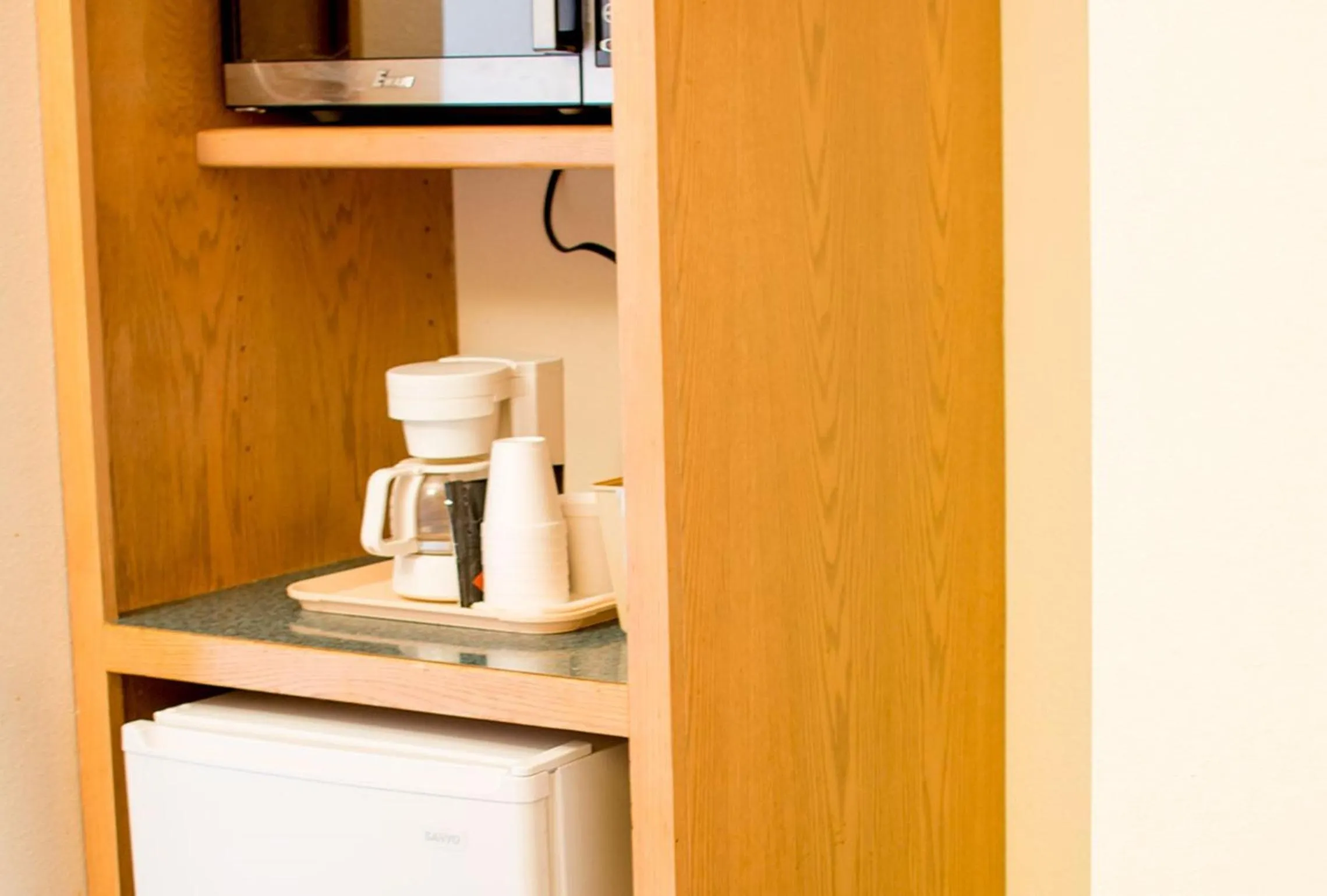 Coffee/tea facilities in Village Inn & Suites Marysville