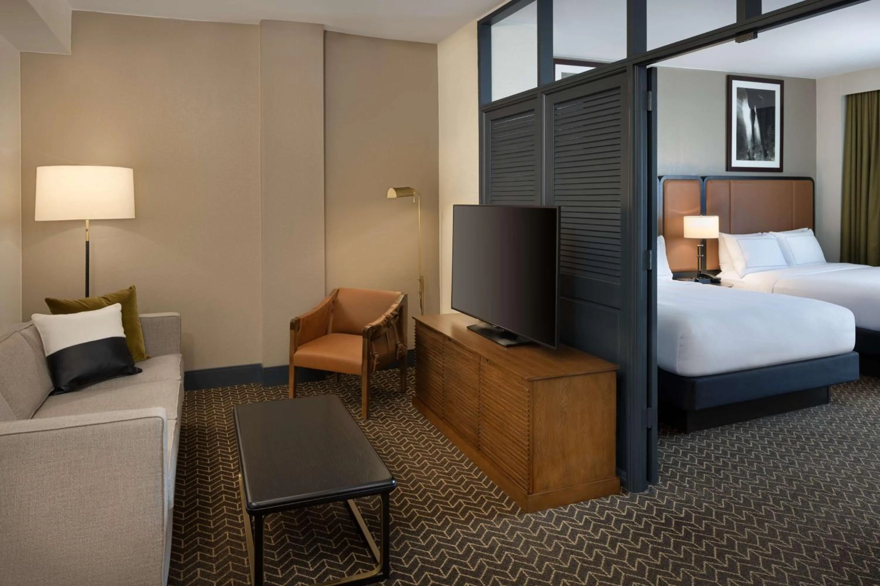 Living room, Bed in DoubleTree Suites by Hilton Lexington