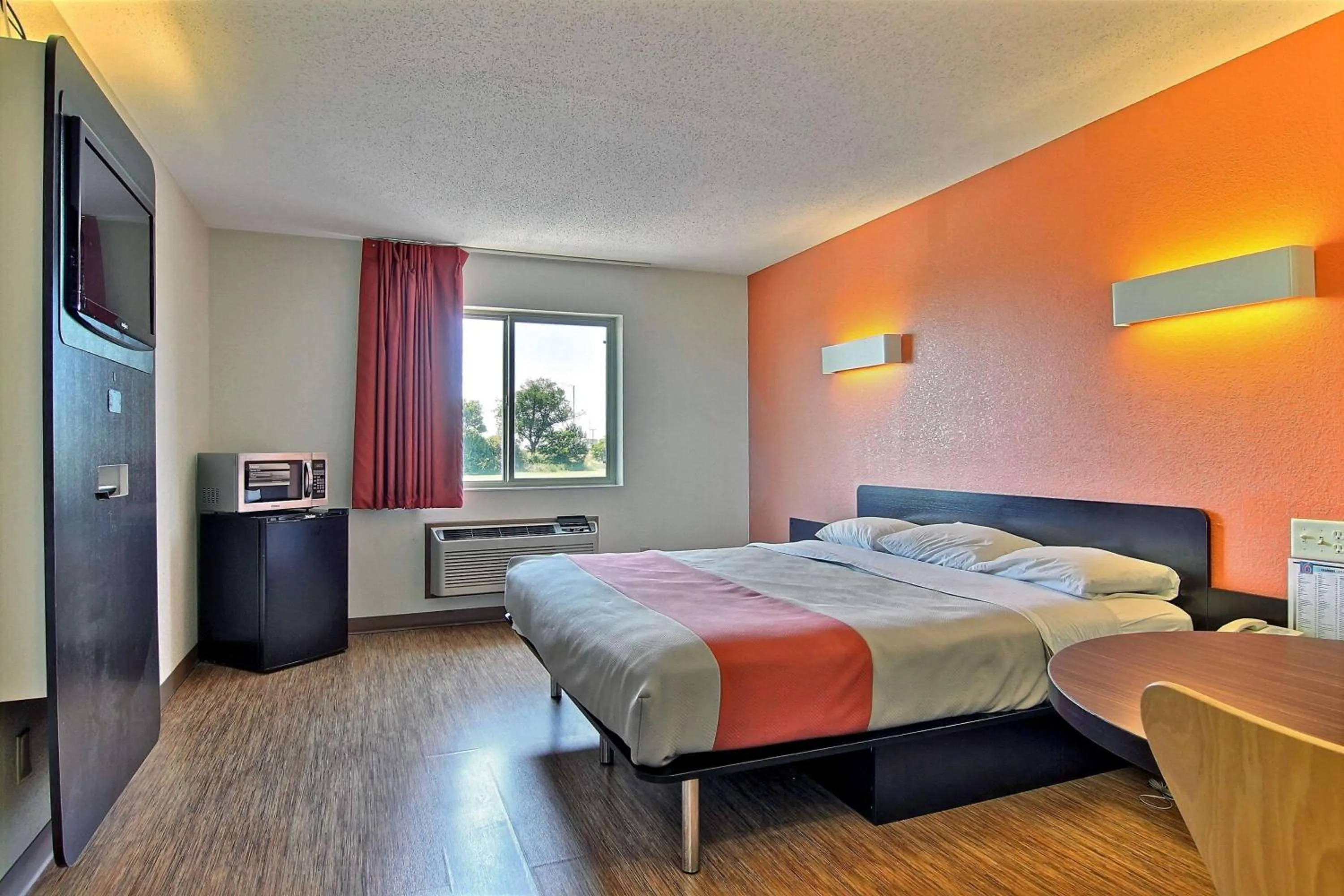 TV and multimedia, Bed in Motel 6-Gilman, IL