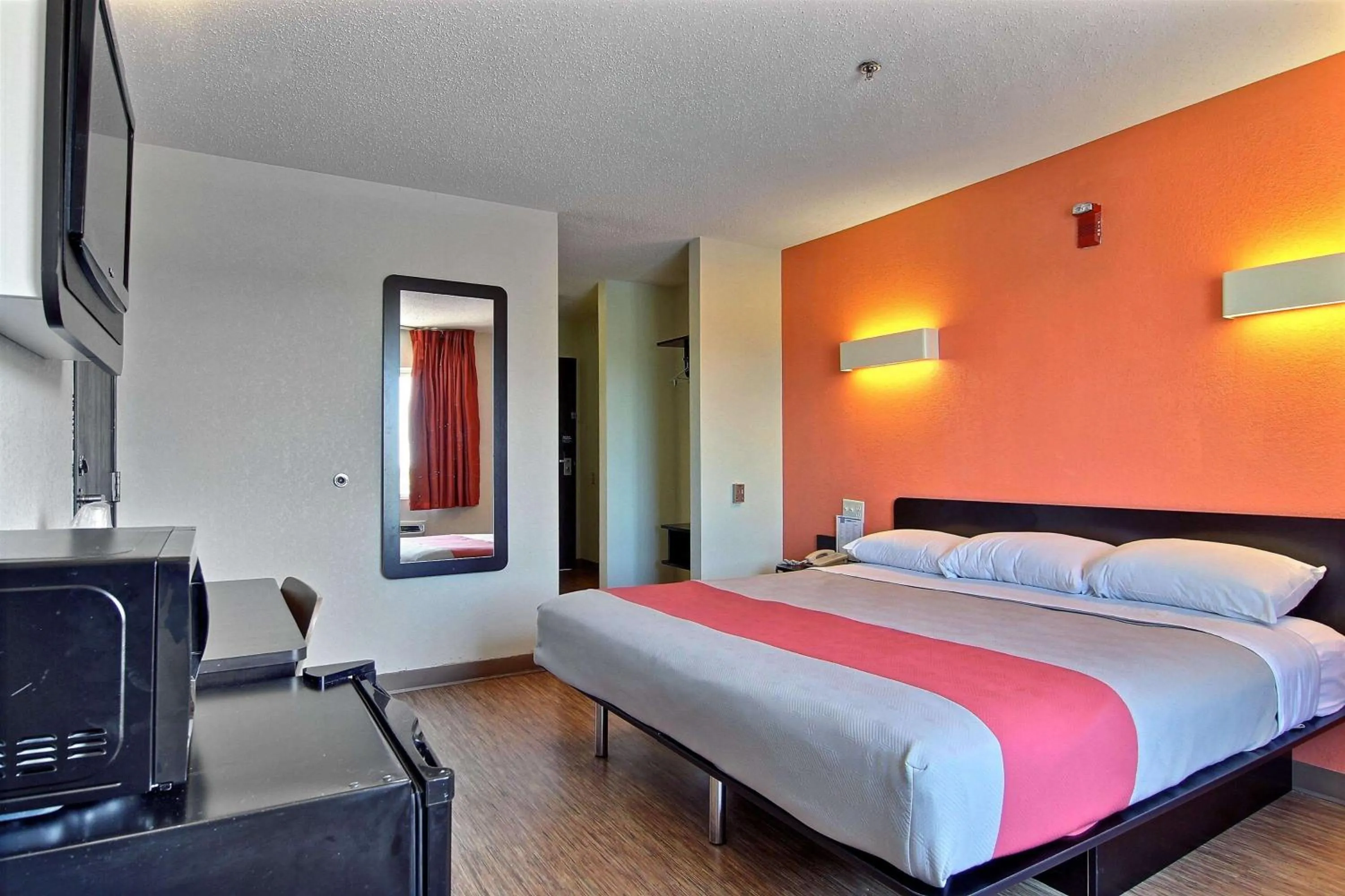 TV and multimedia, Bed in Motel 6-Gilman, IL