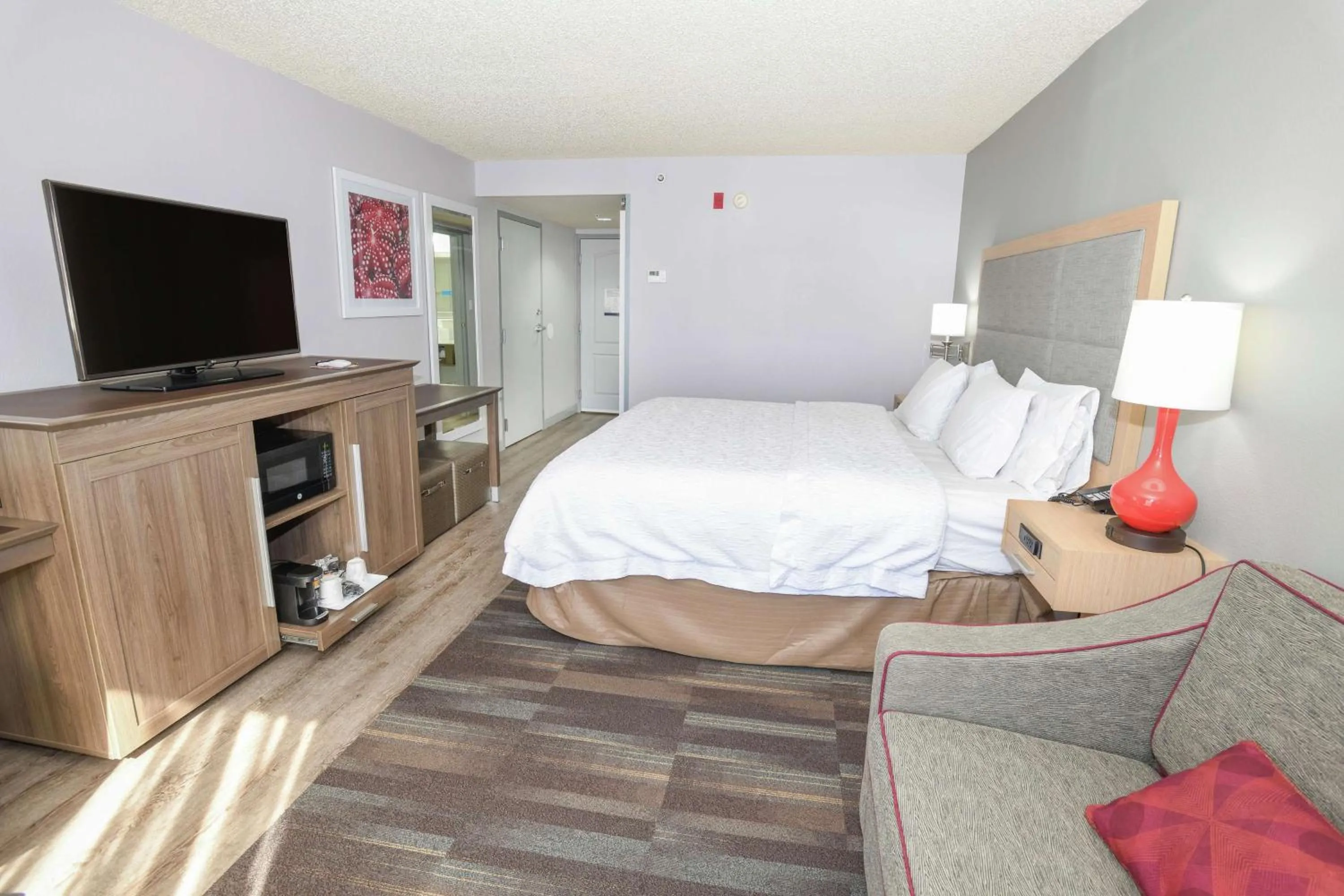 Bedroom, Bed in Hampton Inn Jacksonville - East Regency Square