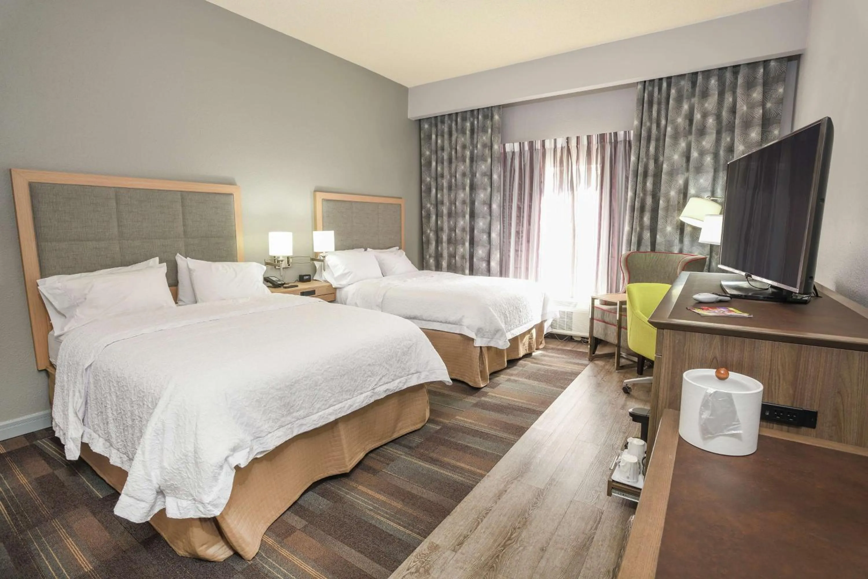 Bedroom, Bed in Hampton Inn Jacksonville - East Regency Square