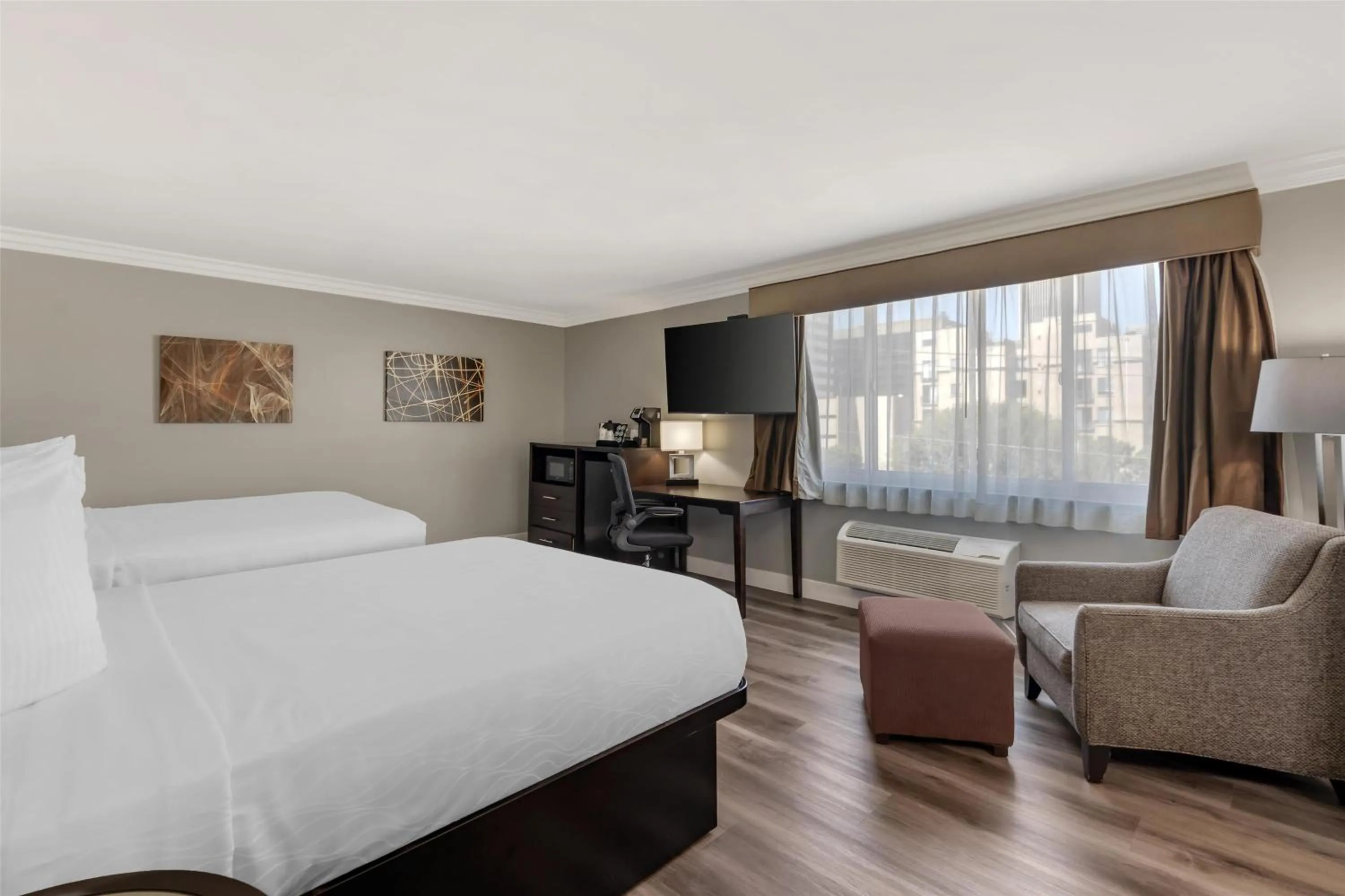 Bedroom, Bed in Best Western Plus LA Mid-Town Hotel