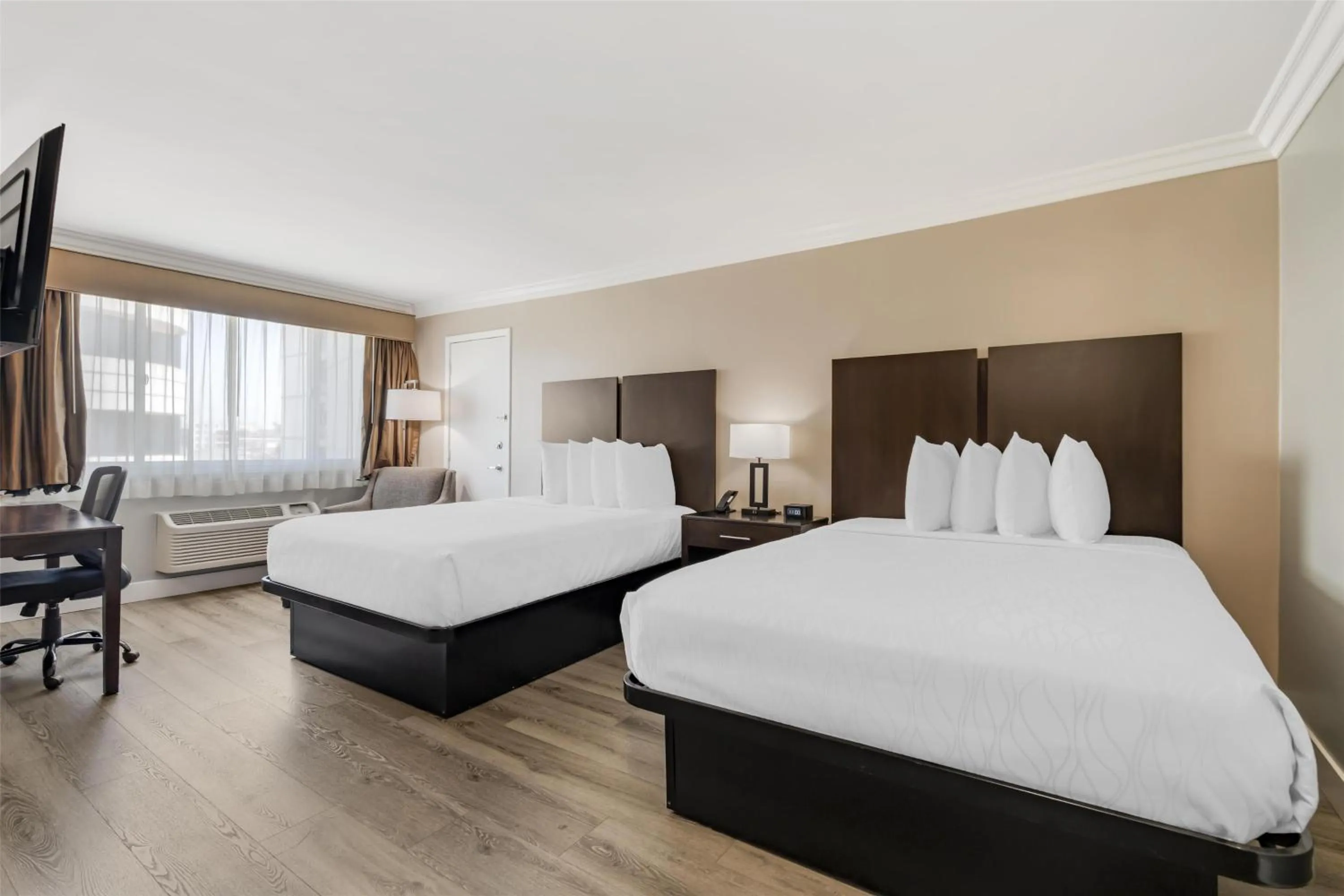 Bedroom, Bed in Best Western Plus LA Mid-Town Hotel