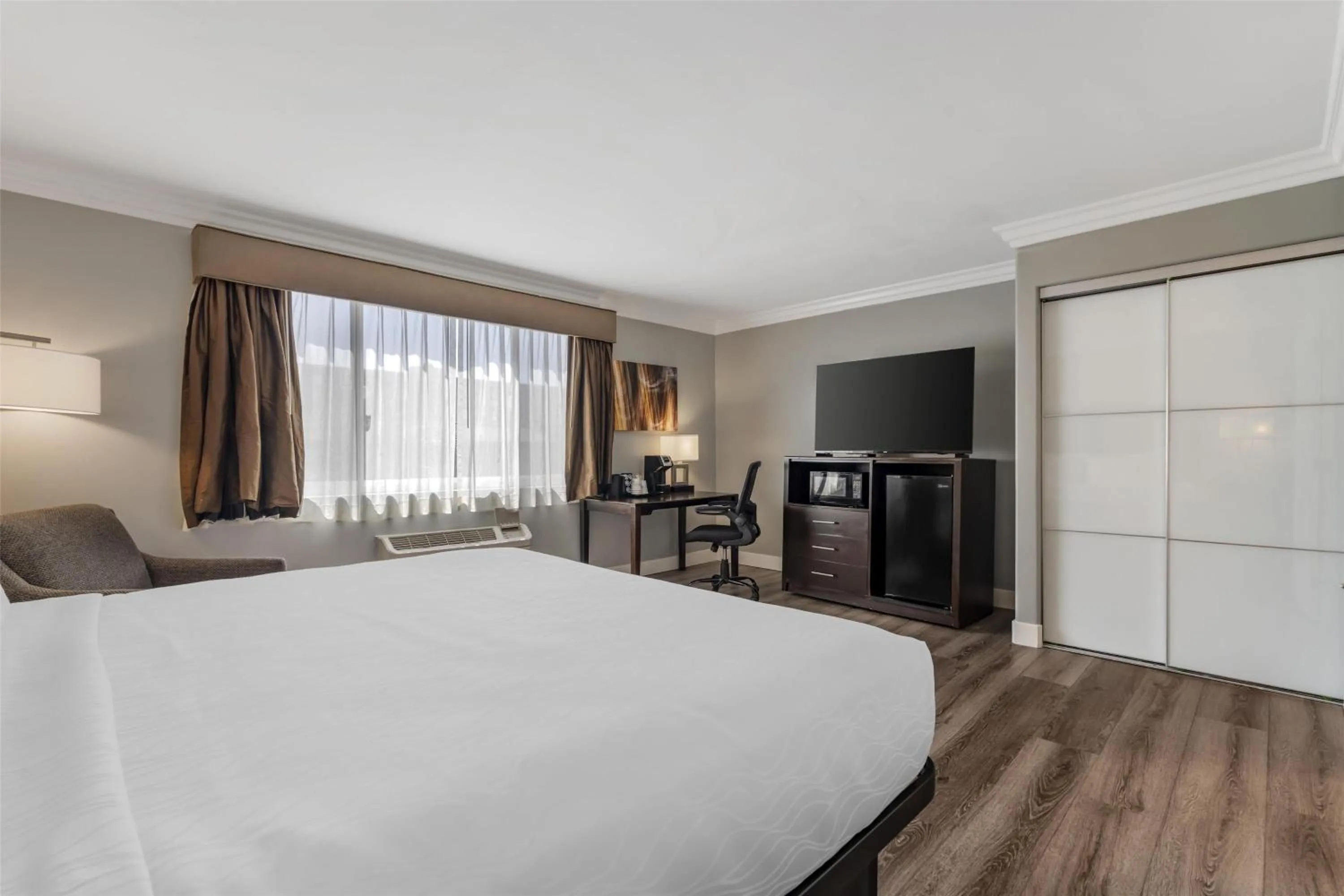 Bedroom, Bed in Best Western Plus LA Mid-Town Hotel