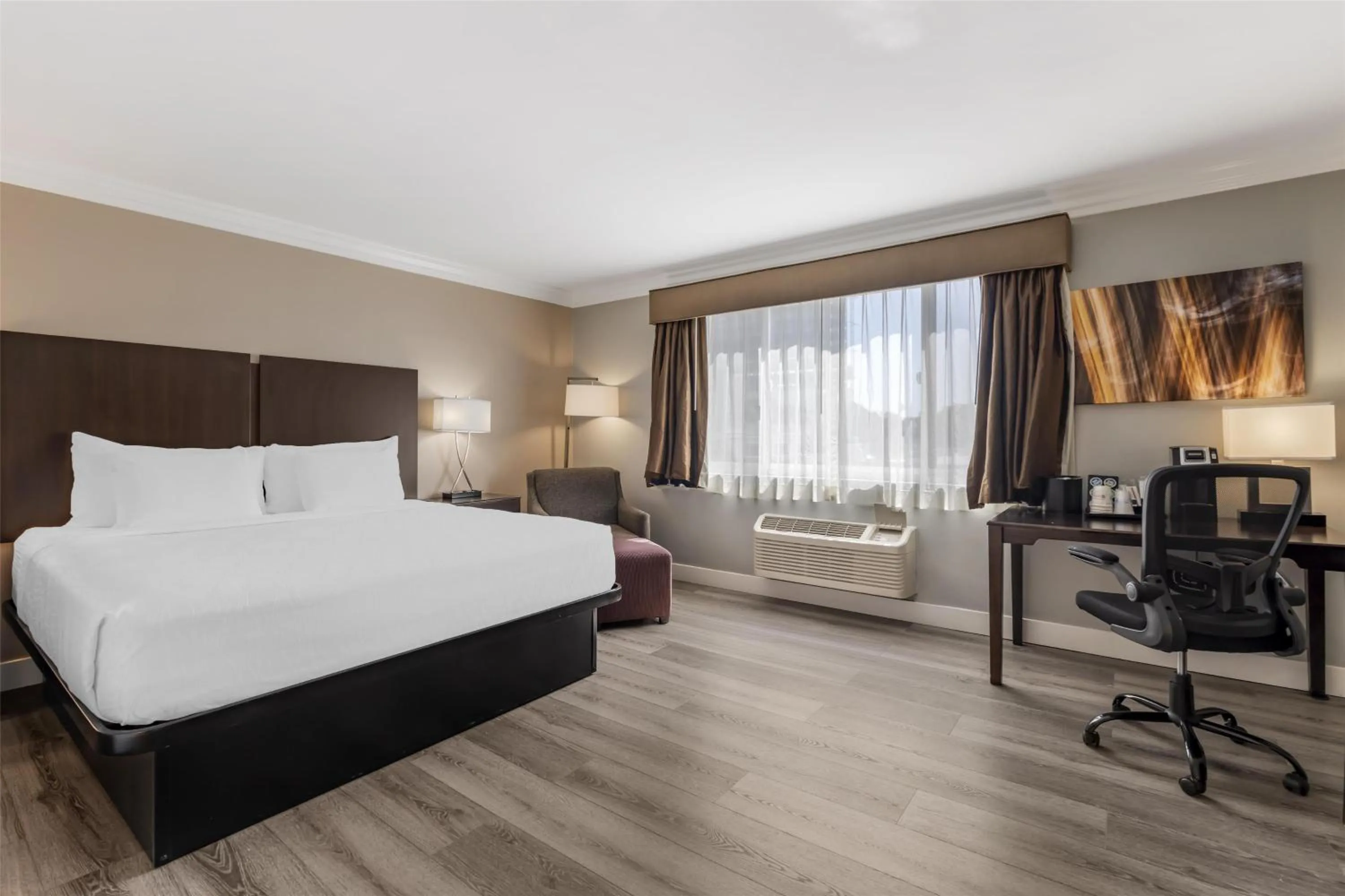 Bedroom, Bed in Best Western Plus LA Mid-Town Hotel