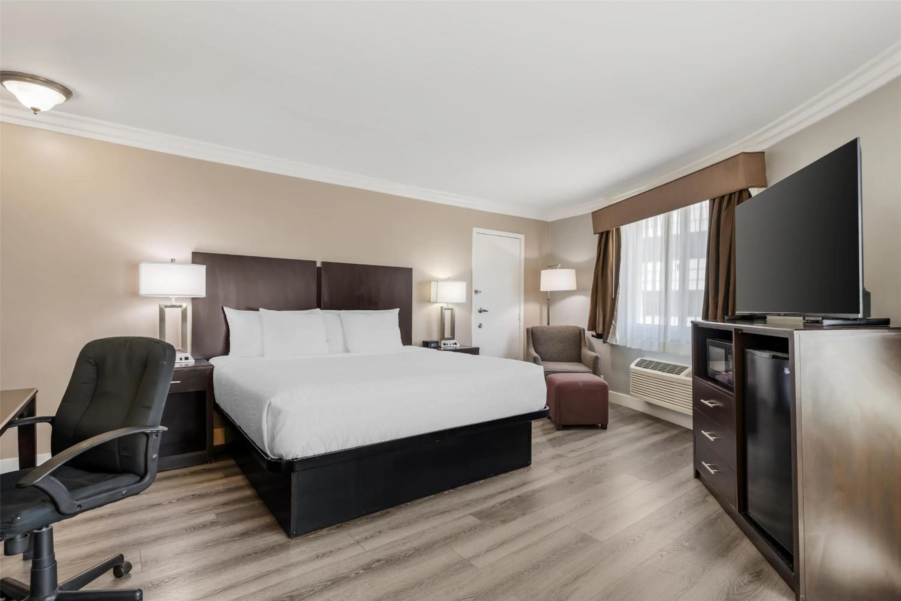 Bed in Best Western Plus LA Mid-Town Hotel