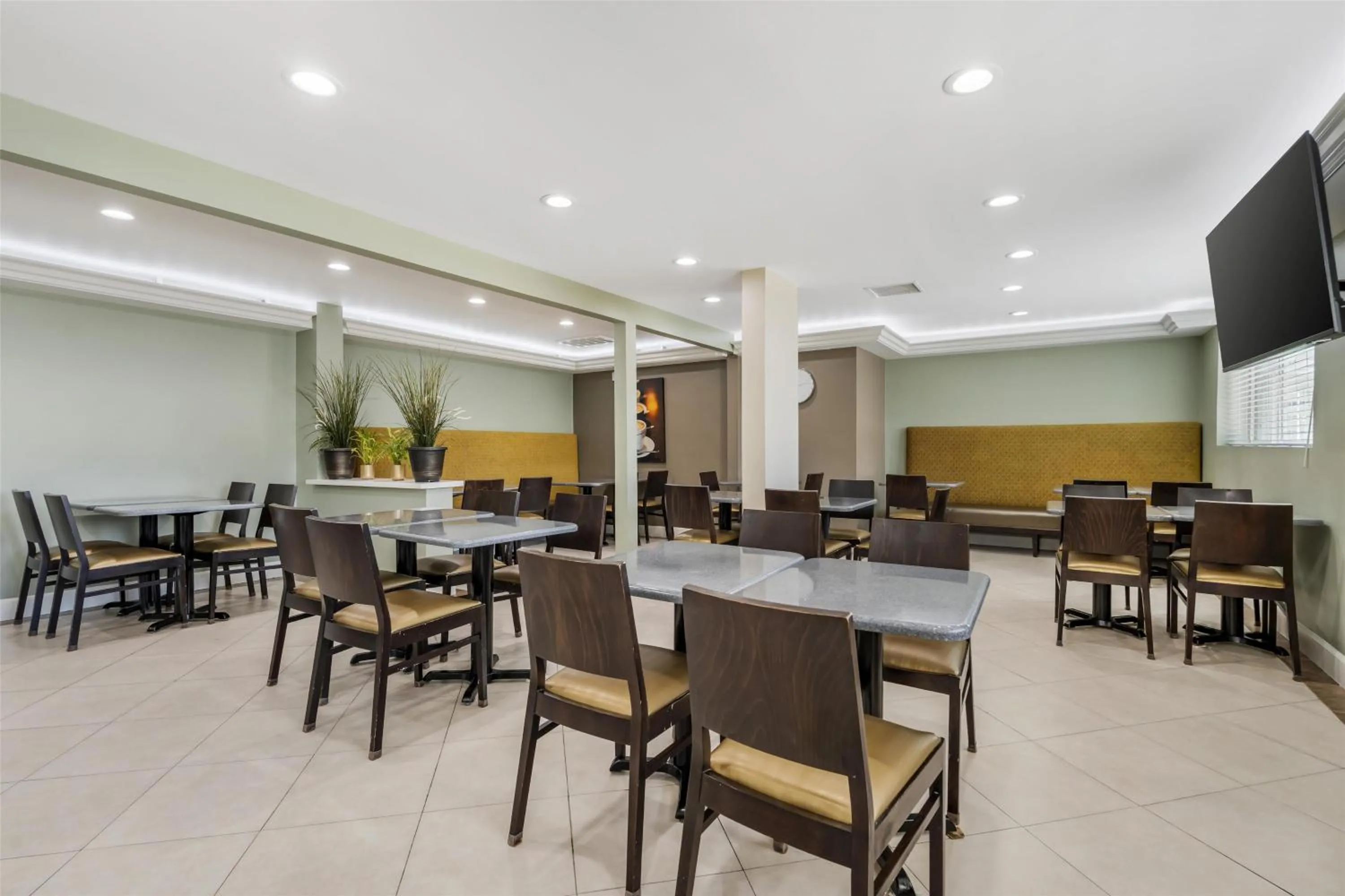 Breakfast in Best Western Plus LA Mid-Town Hotel