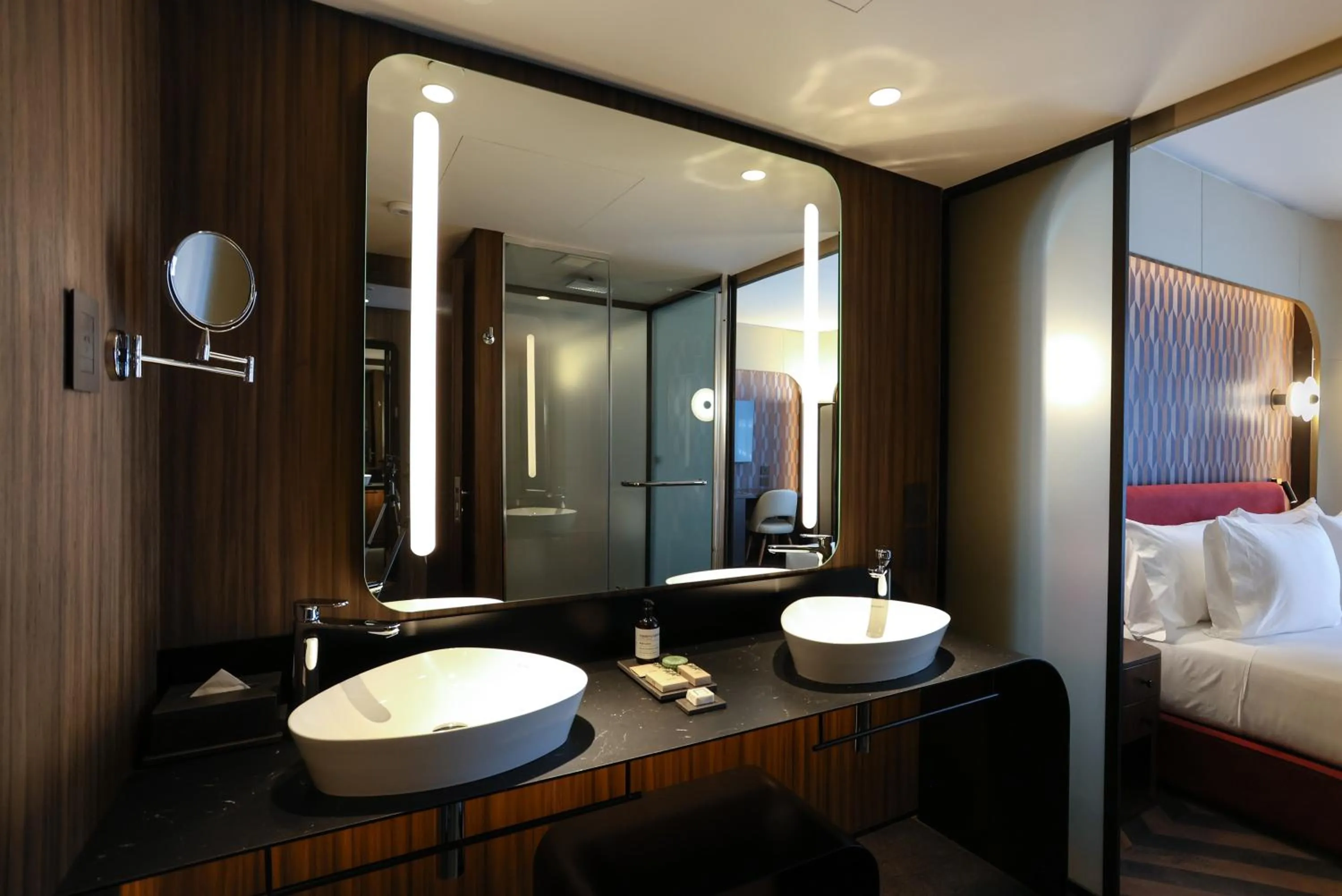 Bathroom, Bed in Recoleta Grand, Buenos Aires, a Tribute Portfolio Hotel