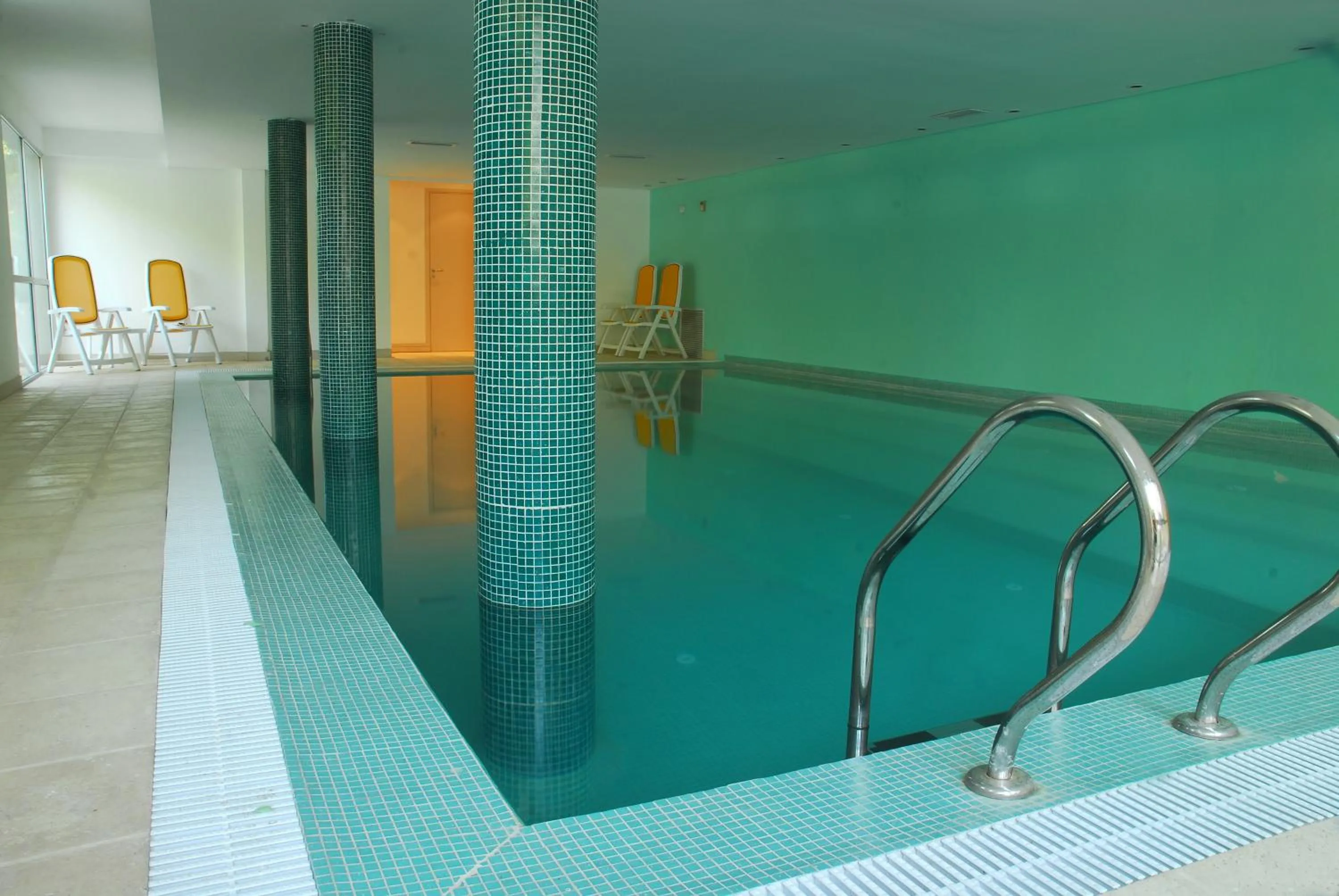 Swimming pool in Howard Johnson Plaza Resort & Casino Mayorazgo