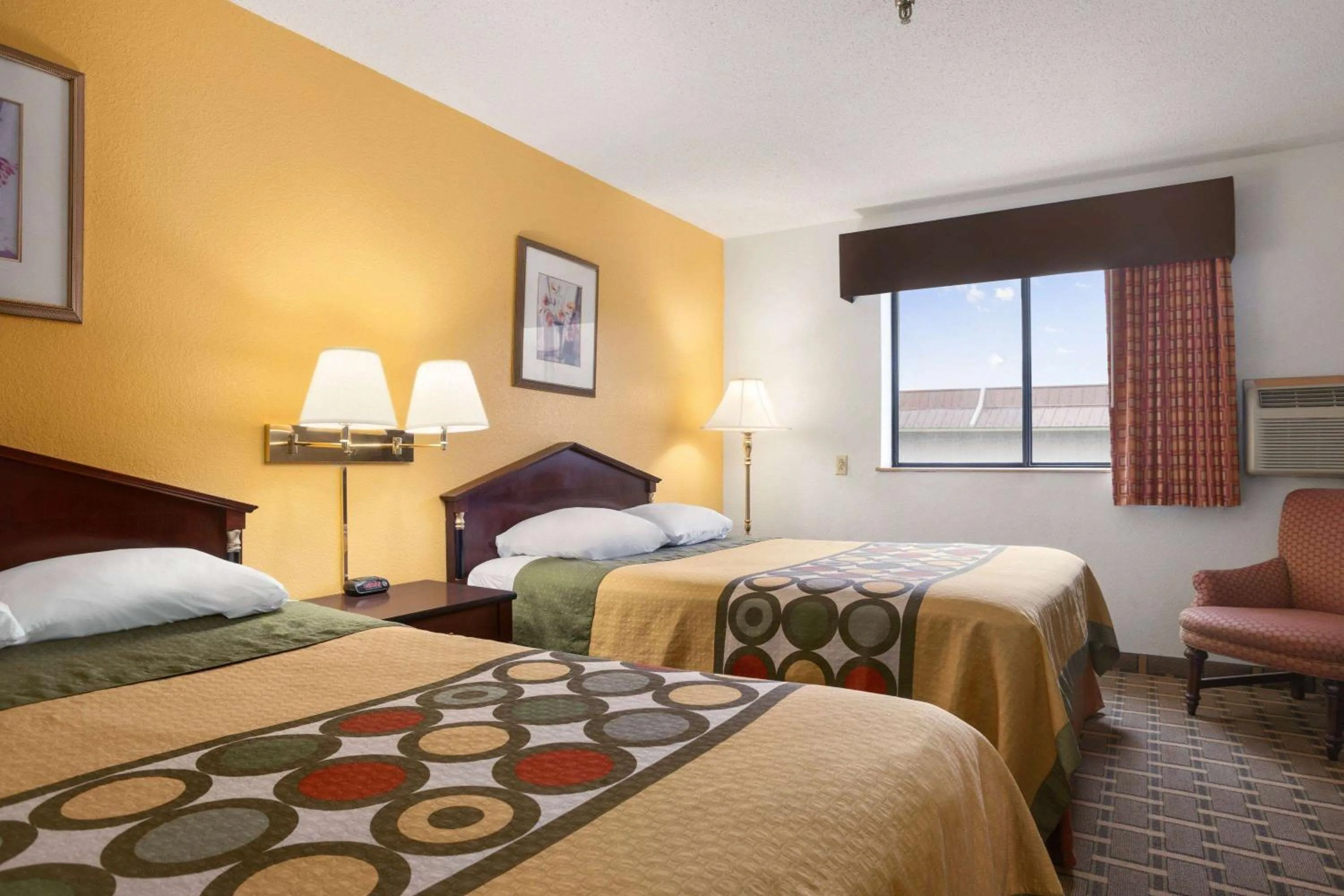 Photo of the whole room, Bed in Brookville Inn