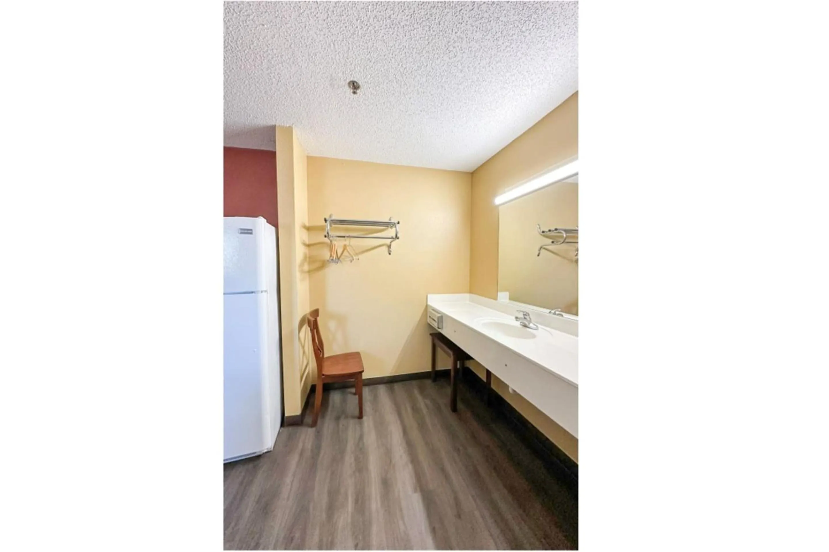 Bathroom, Bed in Garden Inn & Suites