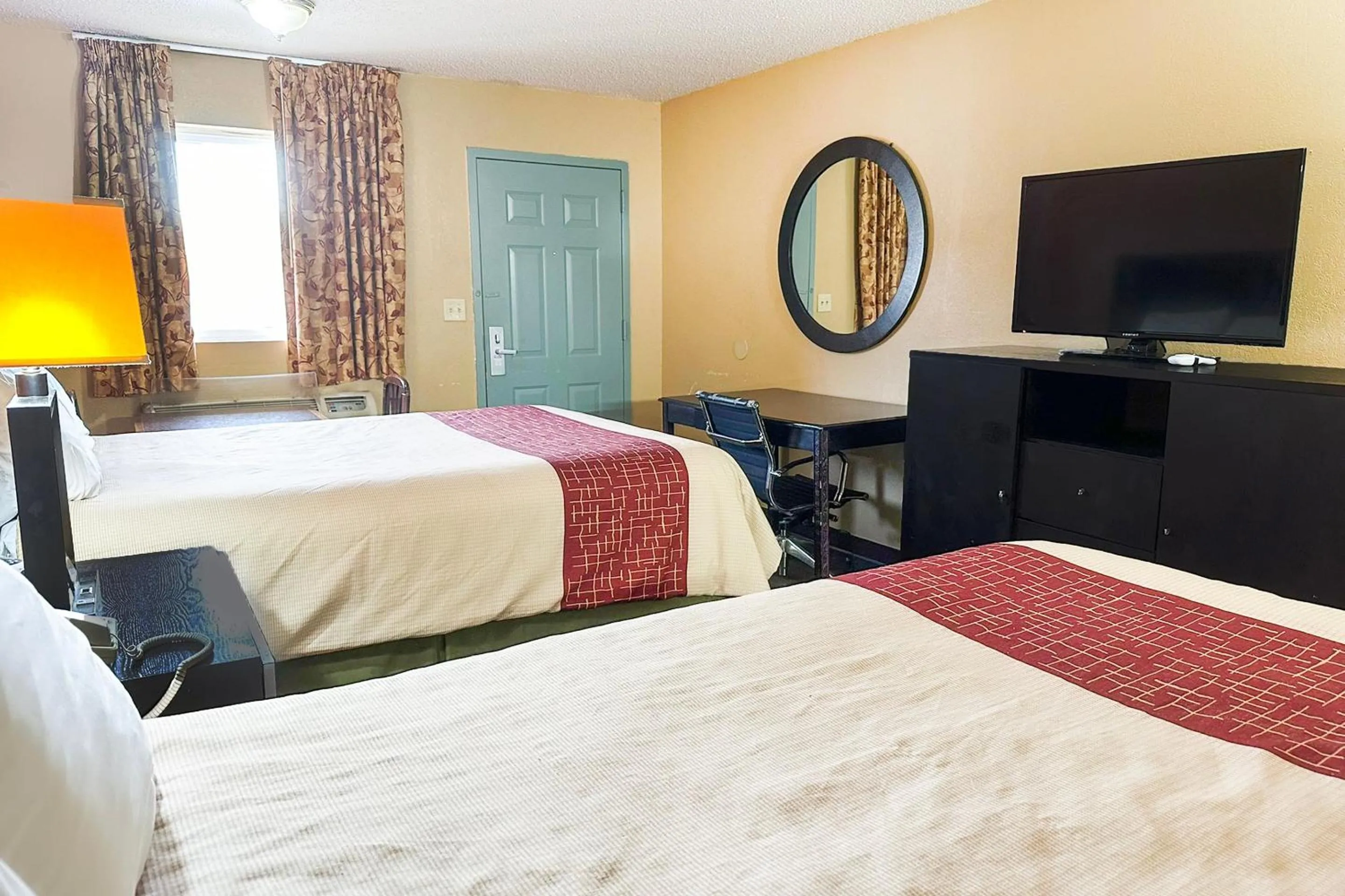 Bedroom, Bed in Garden Inn & Suites