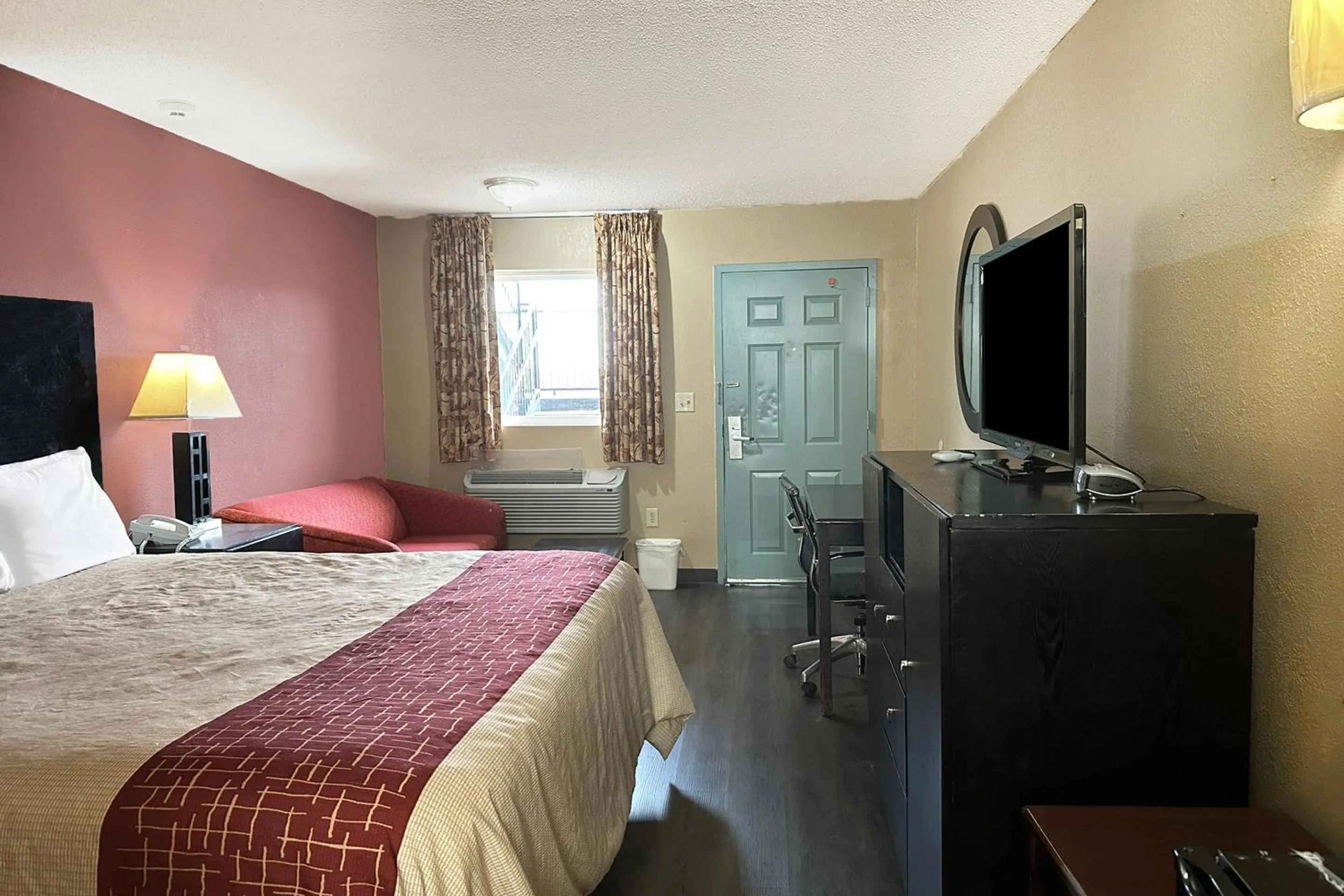 Bedroom, Bed in Garden Inn & Suites