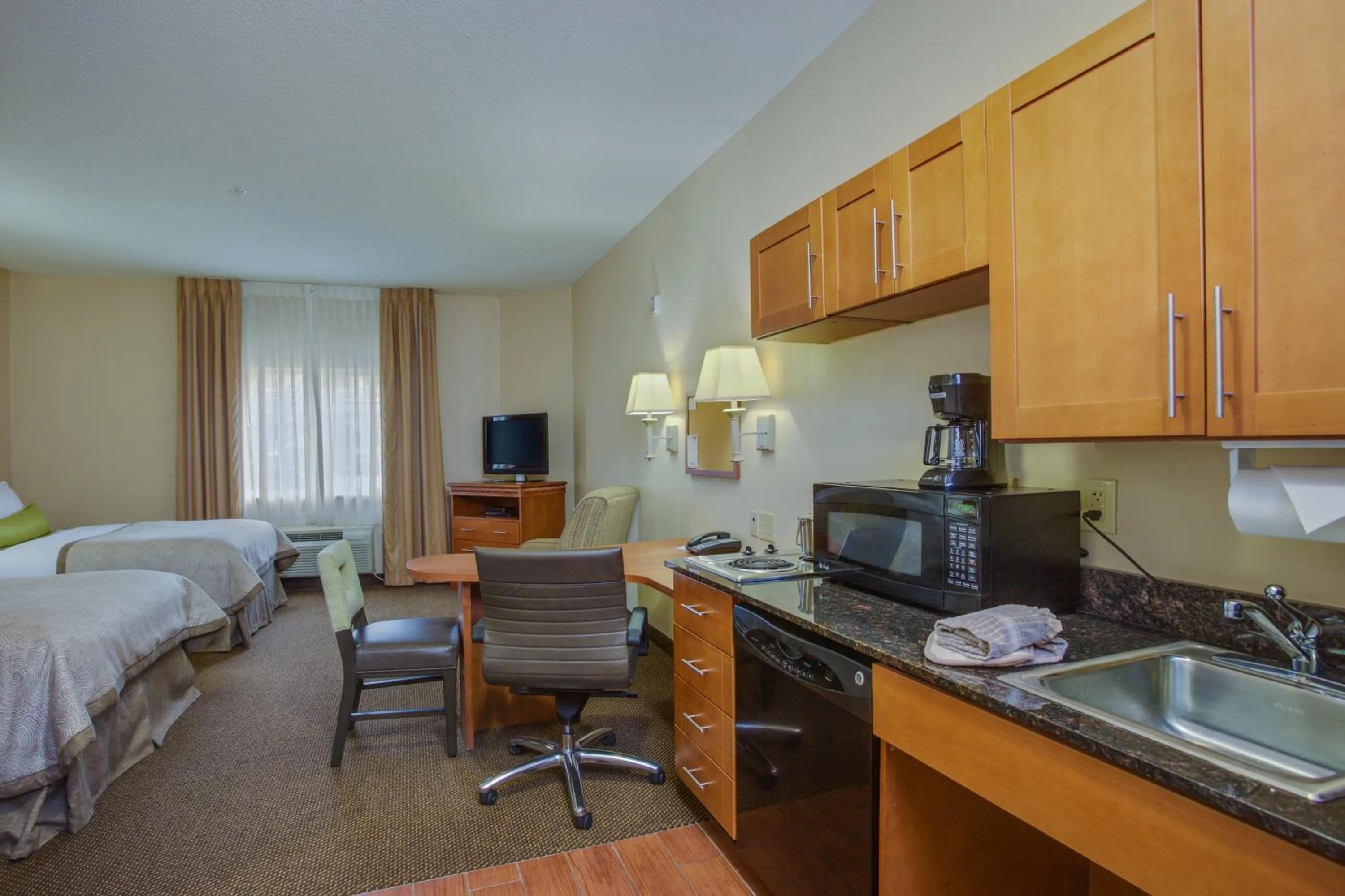 Photo of the whole room, Bed in Candlewood Suites Richmond Airport by IHG