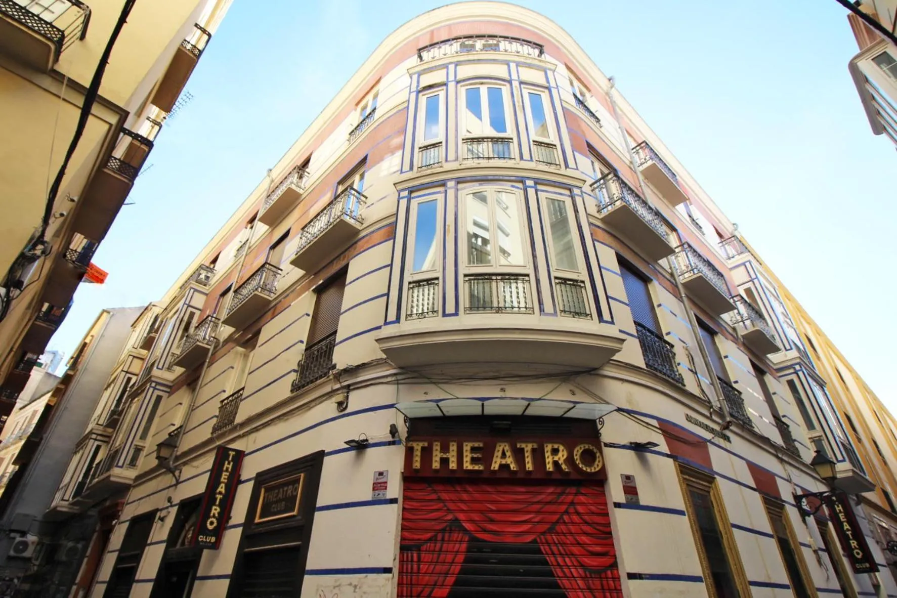 Property building in Del Parque Flats - Premium - Maestre