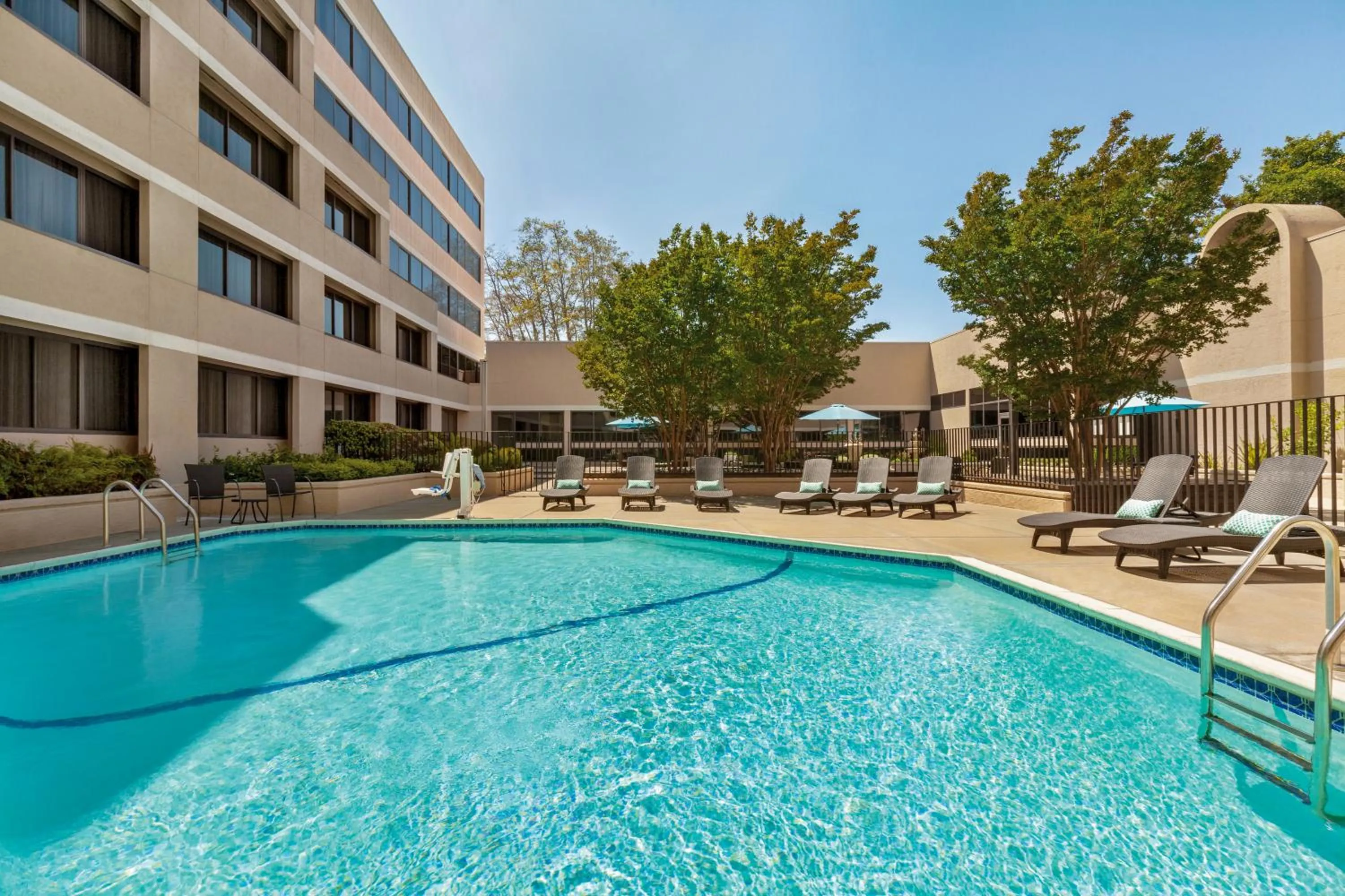 Swimming pool in Radisson Hotel Sunnyvale - Silicon Valley