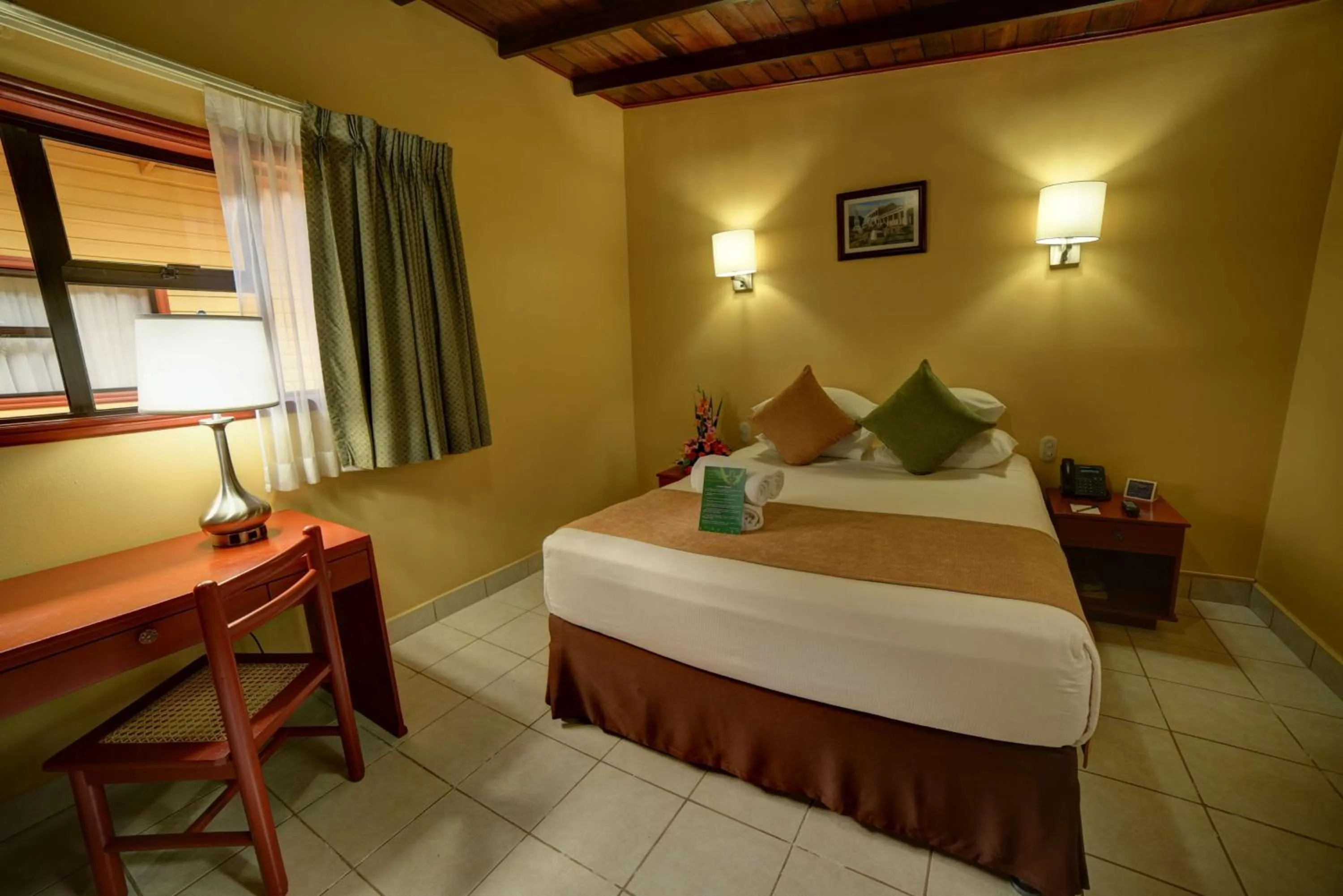 Standard Queen Room in Best Western Las Mercedes Airport