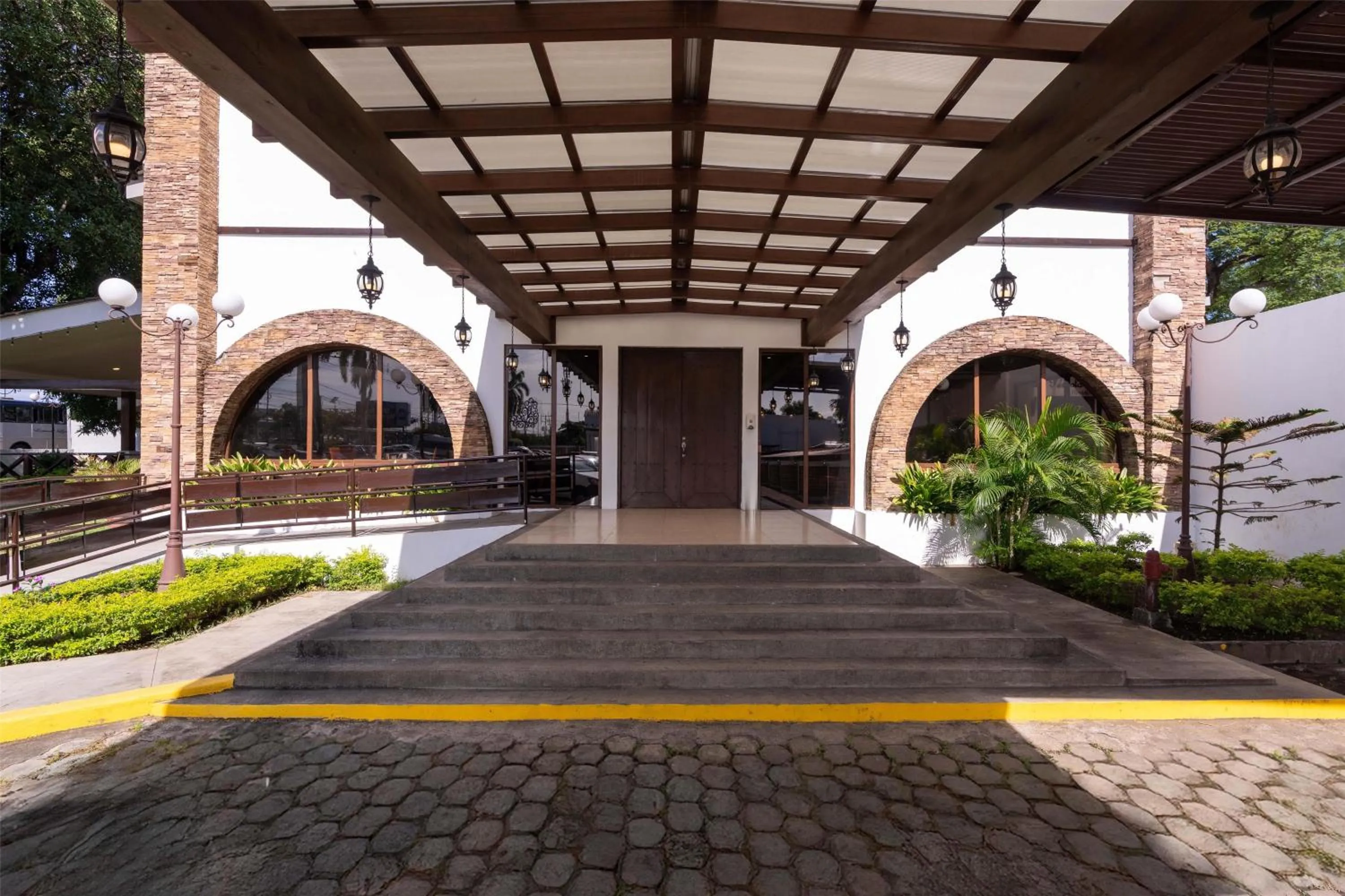 Restaurant/places to eat in Best Western Las Mercedes Airport