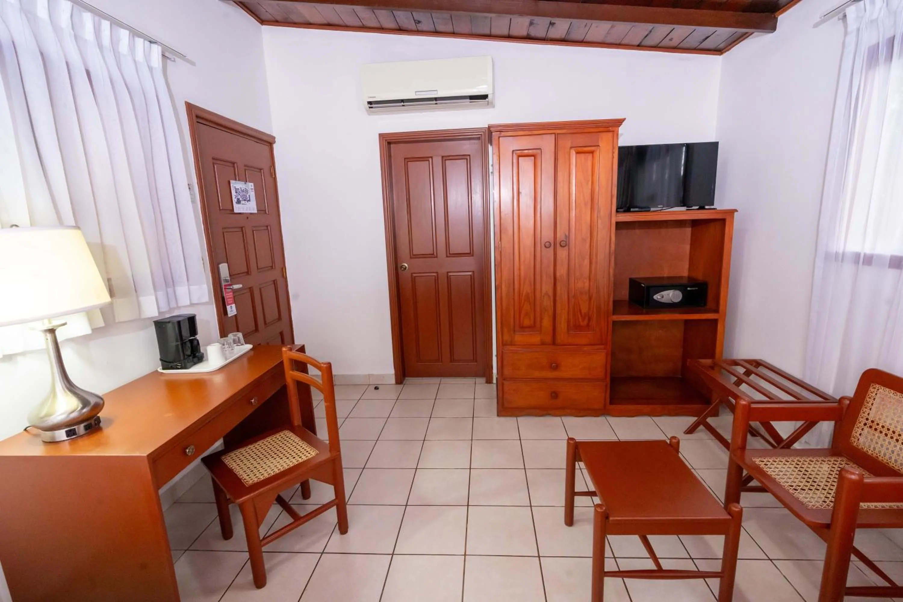 TV and multimedia in Best Western Las Mercedes Airport