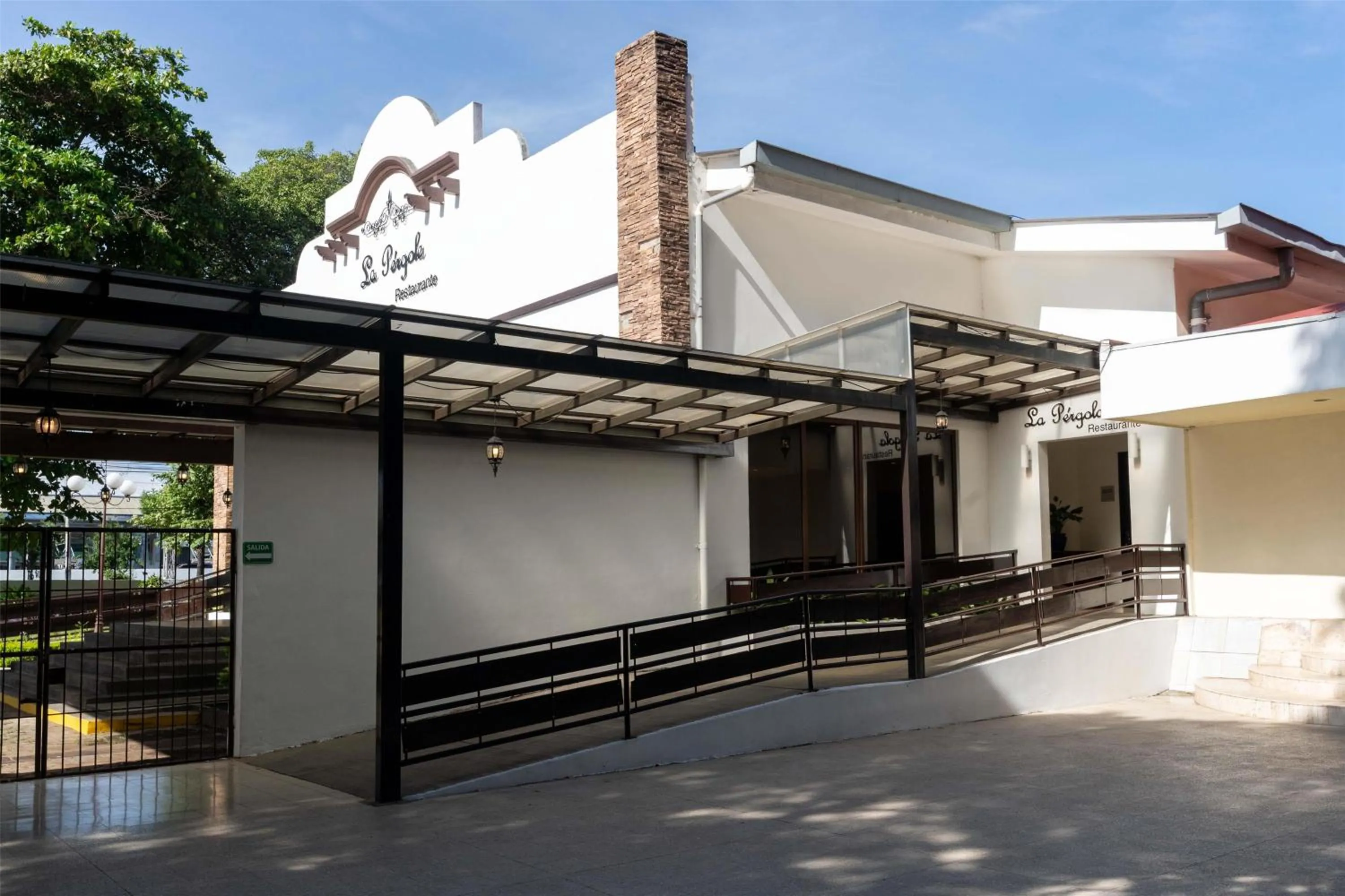 Restaurant/places to eat in Best Western Las Mercedes Airport