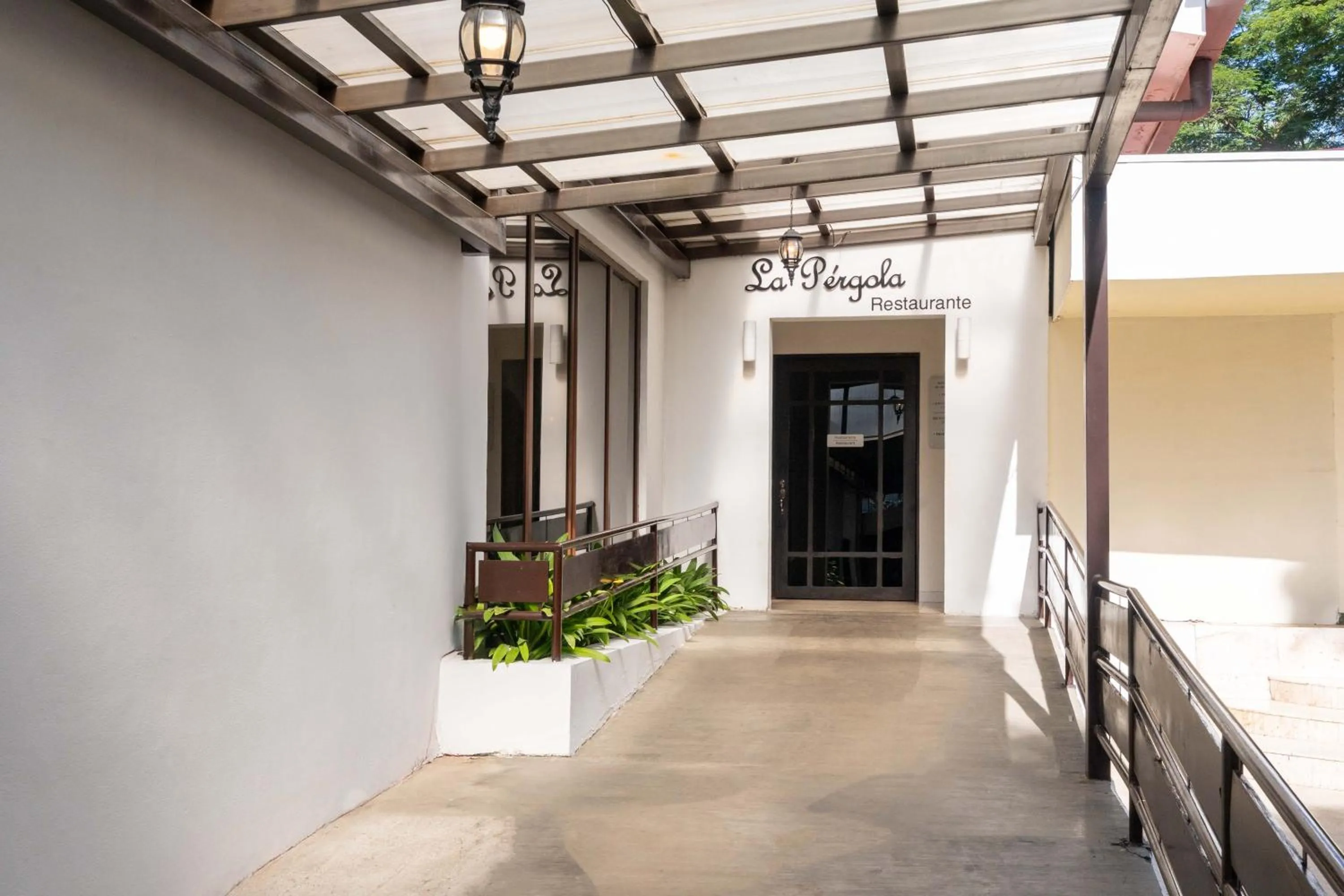 Restaurant/places to eat in Best Western Las Mercedes Airport