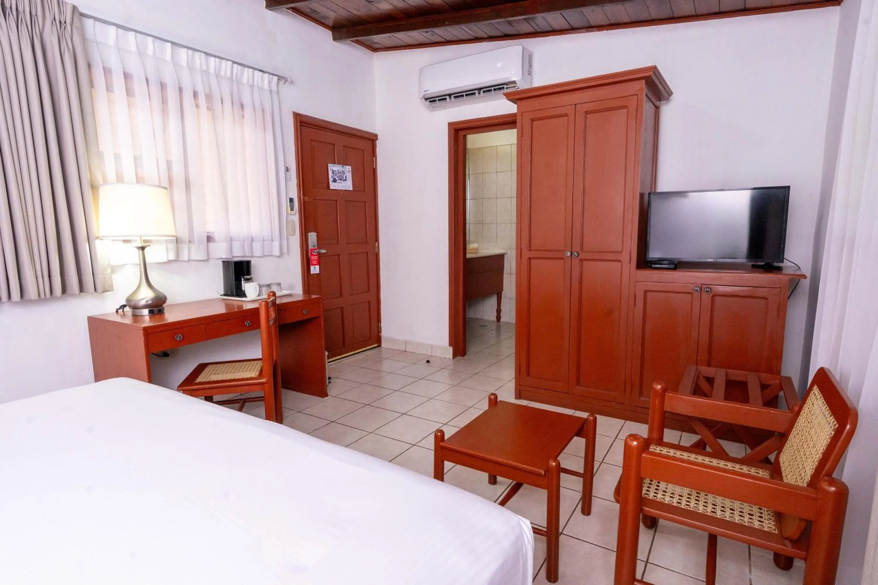 Bedroom, Bed in Best Western Las Mercedes Airport