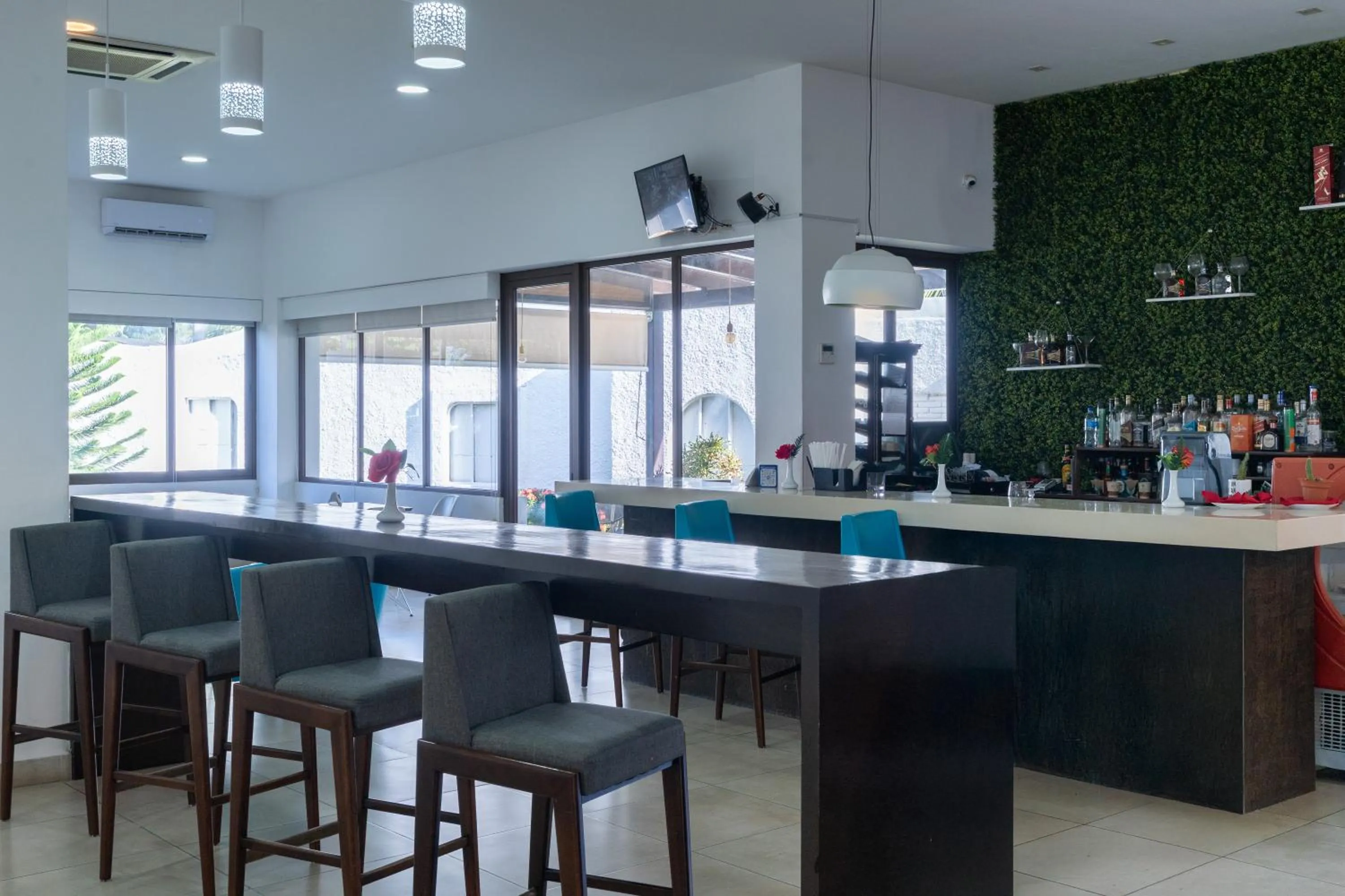 Lounge or bar in Best Western Las Mercedes Airport