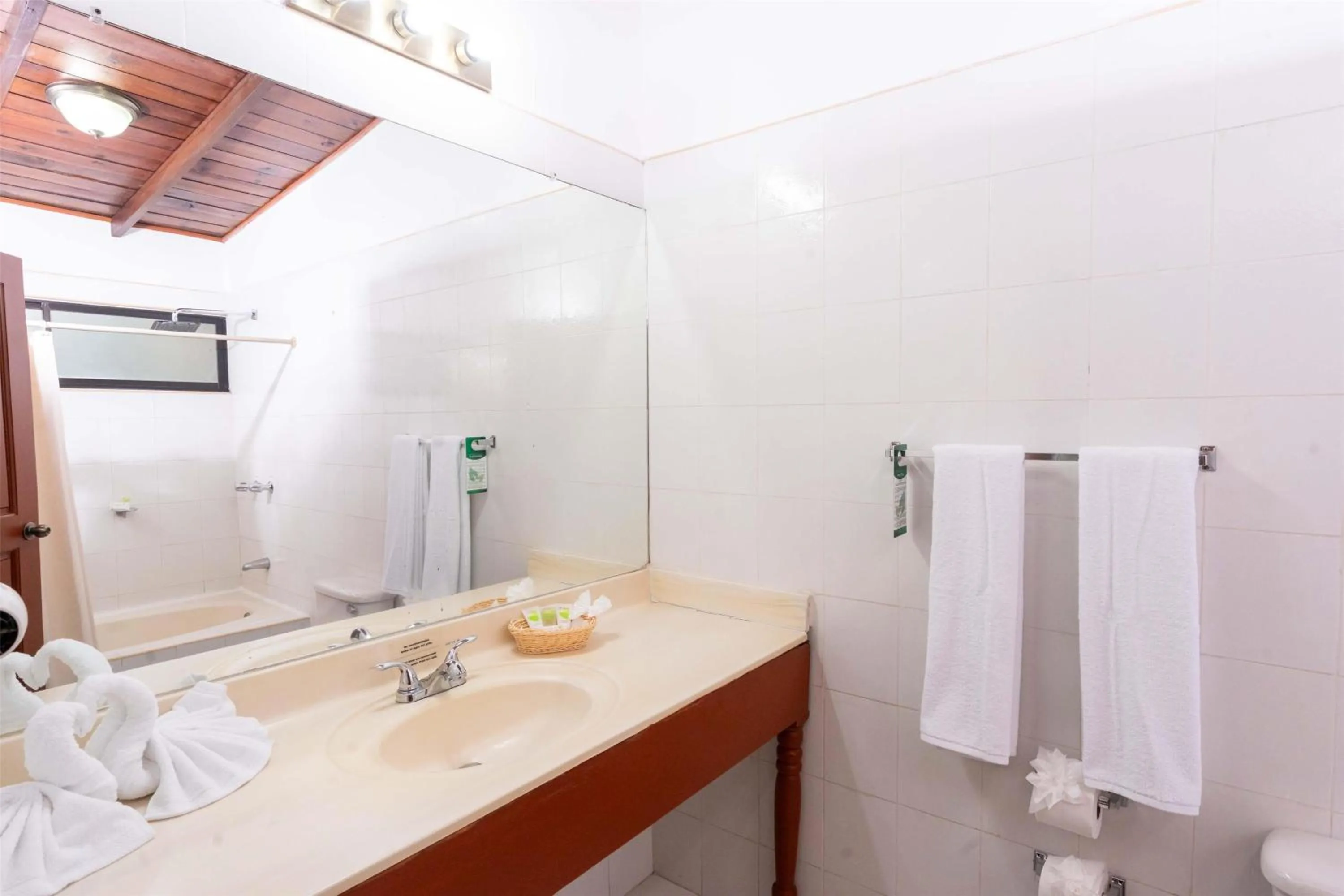 Bathroom in Best Western Las Mercedes Airport