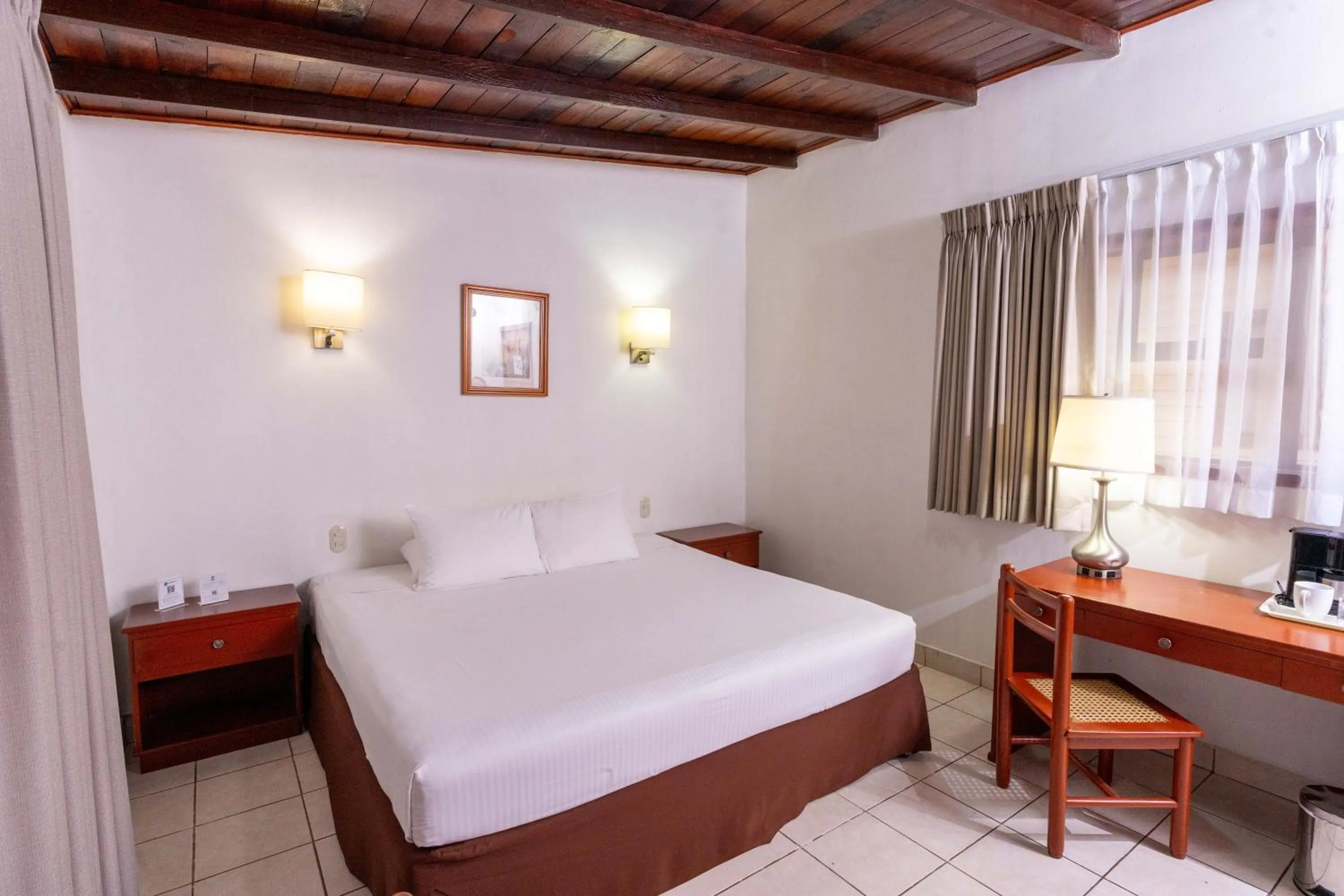 Bed in Best Western Las Mercedes Airport