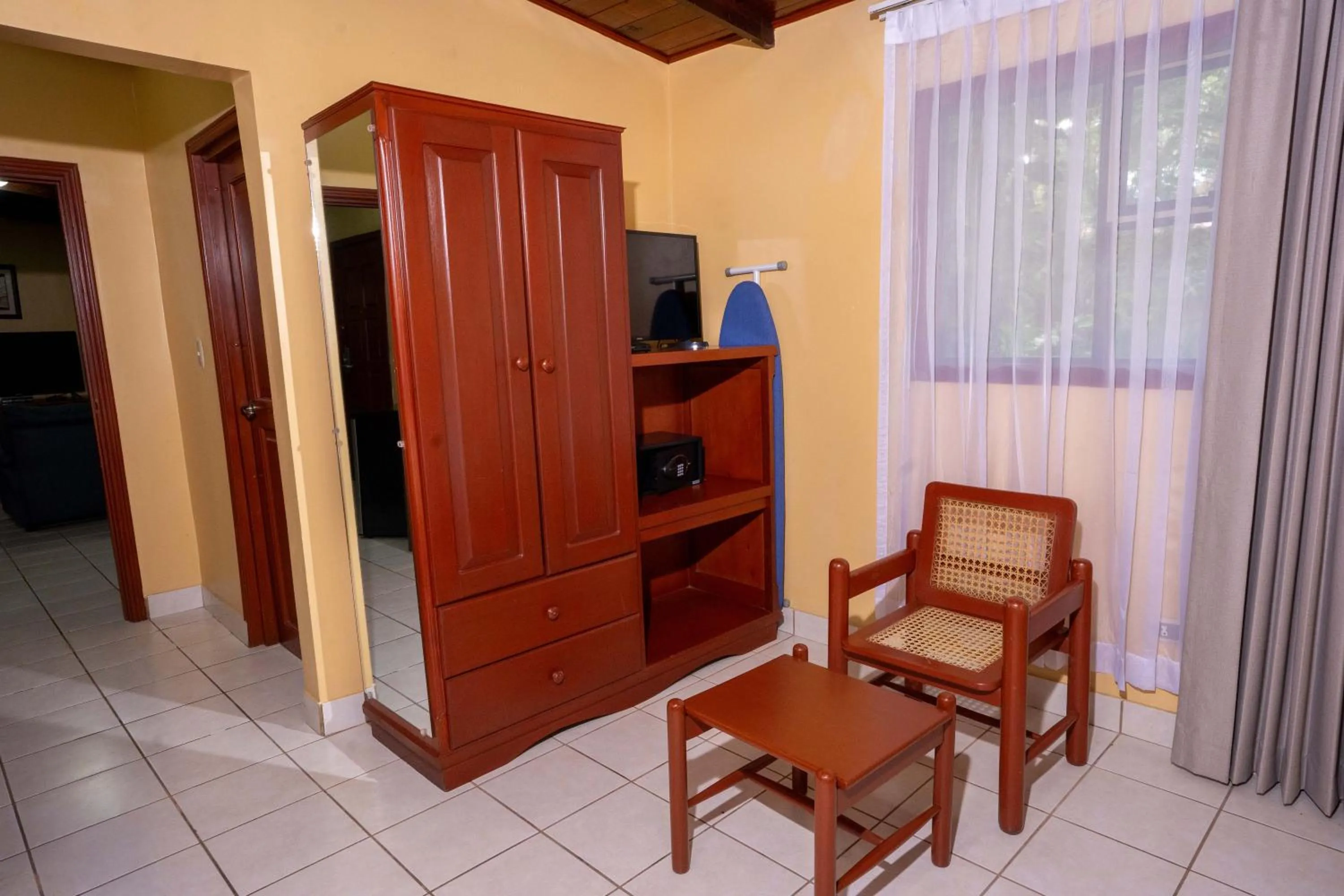wardrobe in Best Western Las Mercedes Airport