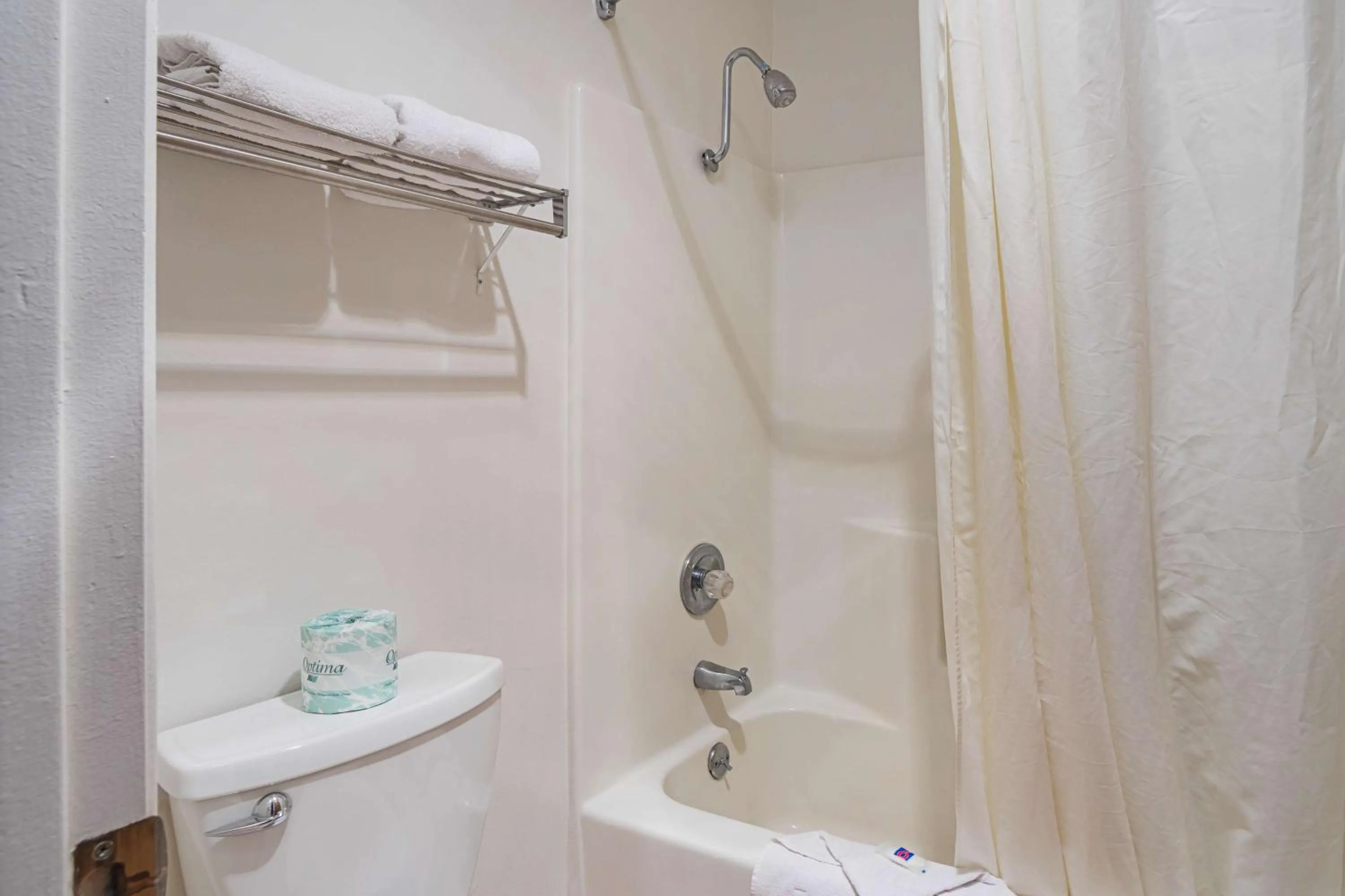 Photo of the whole room in Motel 6-Safford, AZ