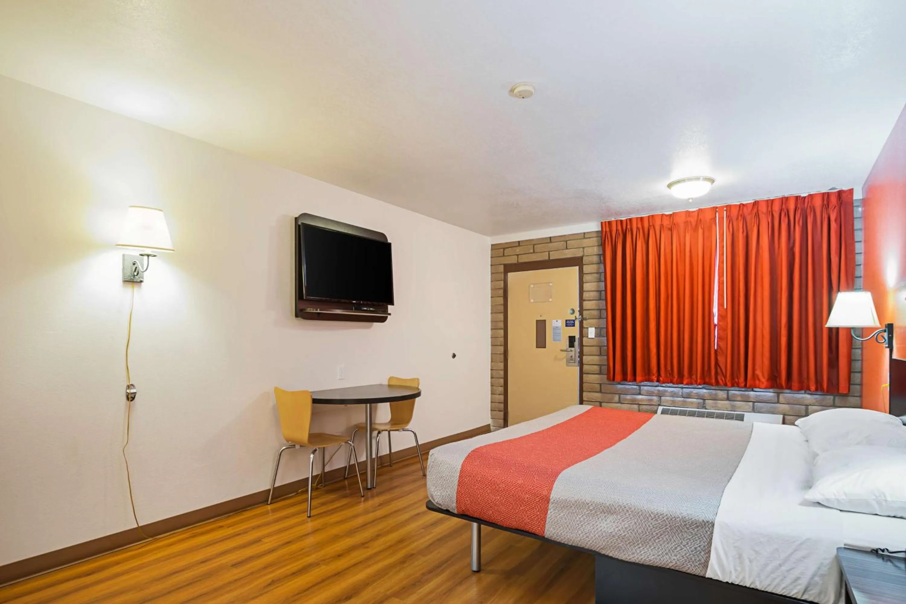 Photo of the whole room, Bed in Motel 6-Safford, AZ