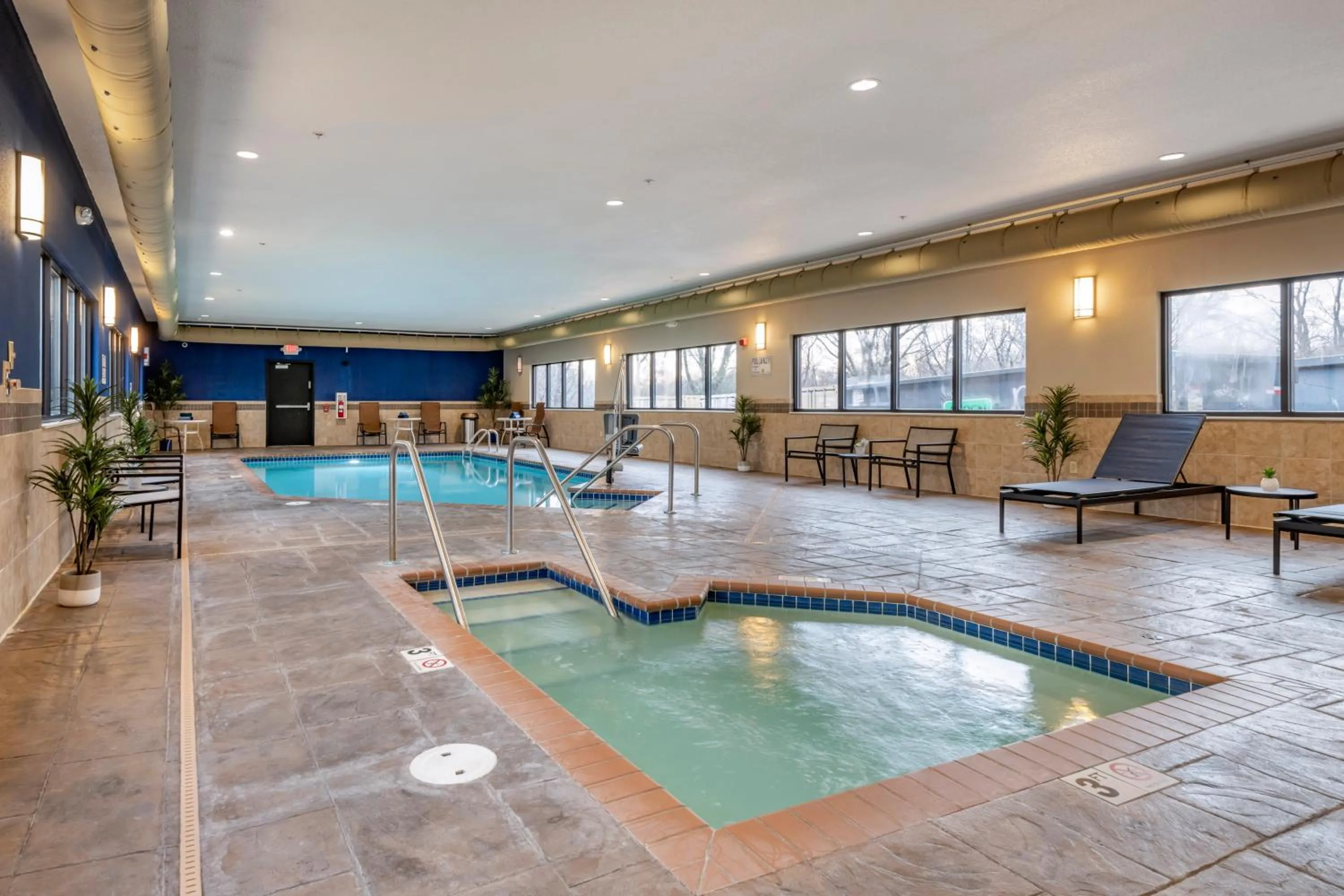 Swimming pool in Best Western Bloomington Edina - Minneapolis