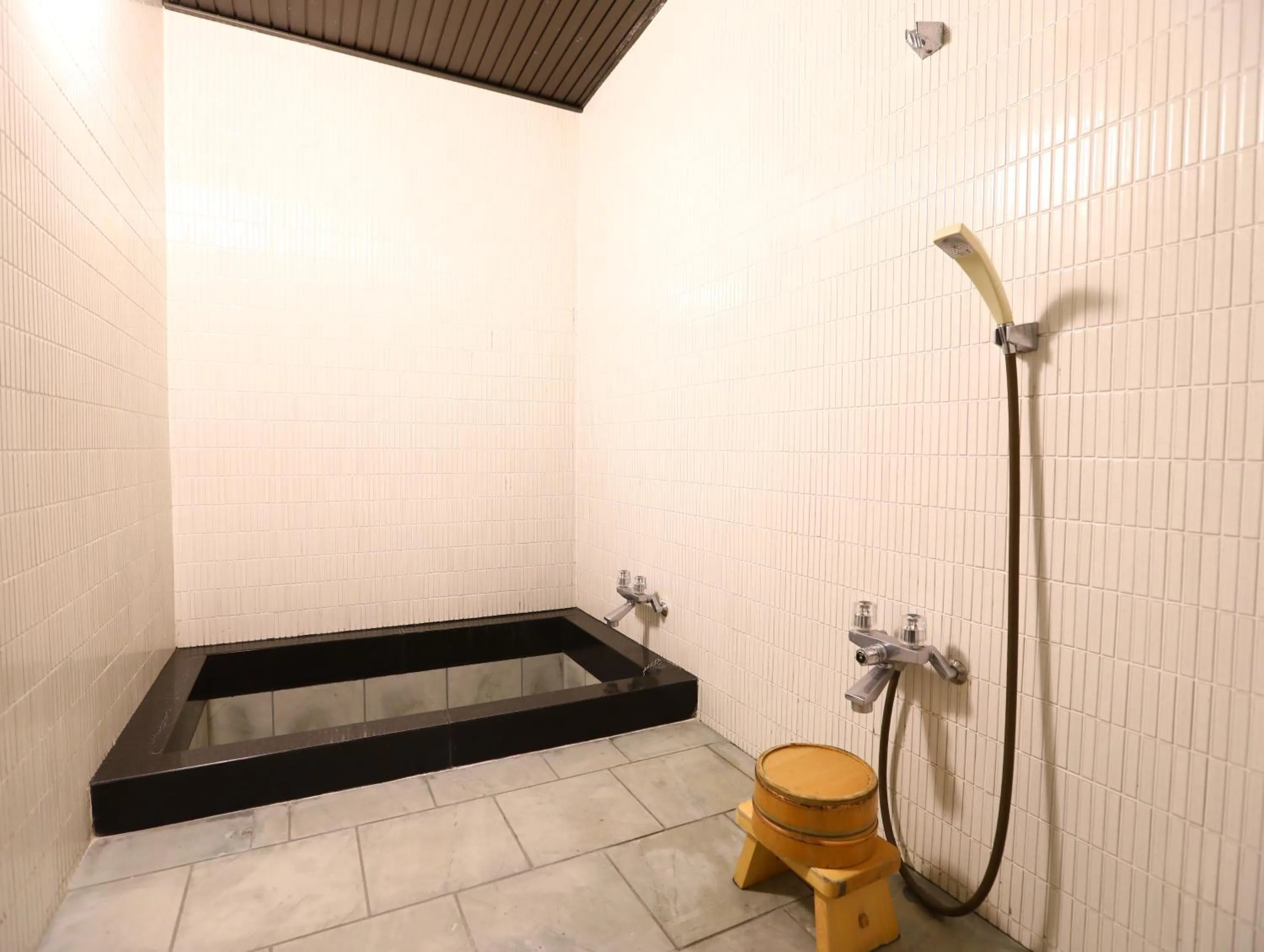 Shower in Oku Yugawara SANSUIROU