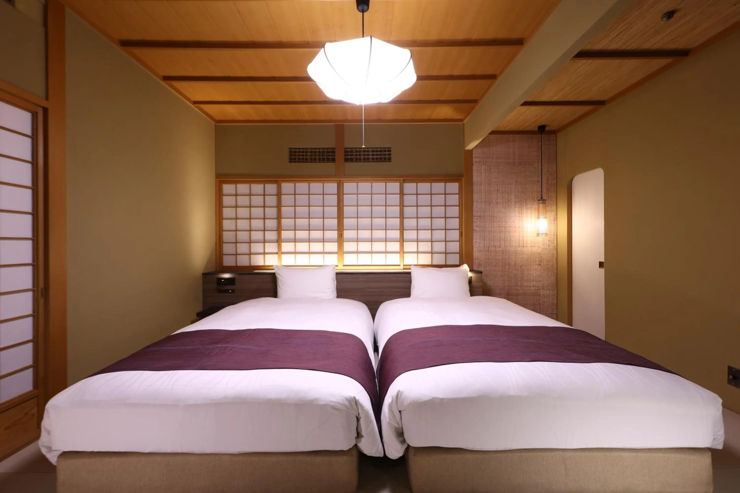 Photo of the whole room, Bed in Oku Yugawara SANSUIROU
