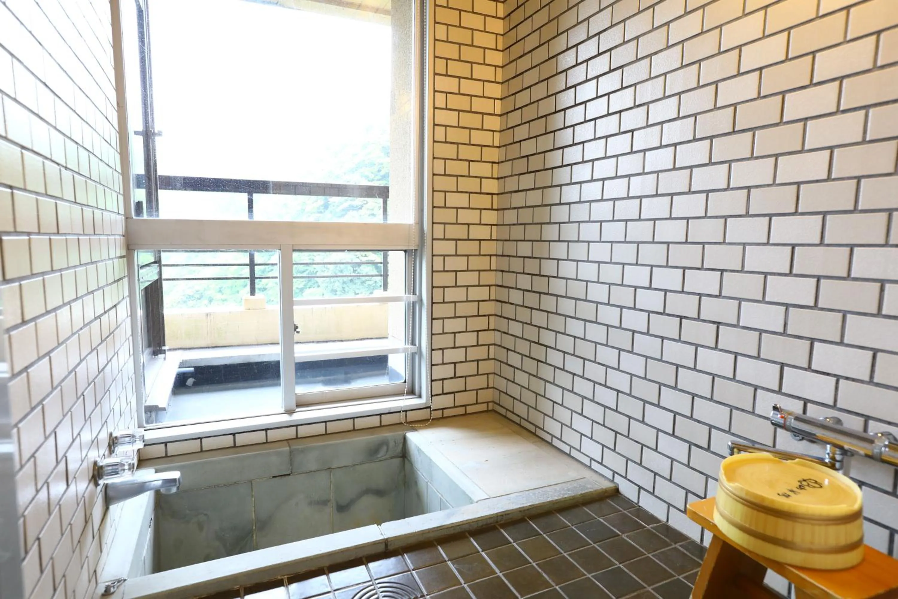 Shower in Oku Yugawara SANSUIROU