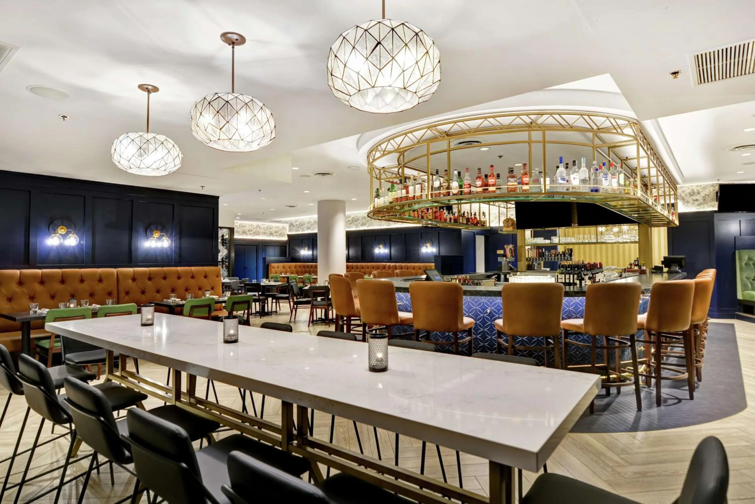 Lounge or bar in Embassy Suites by Hilton Minneapolis Airport