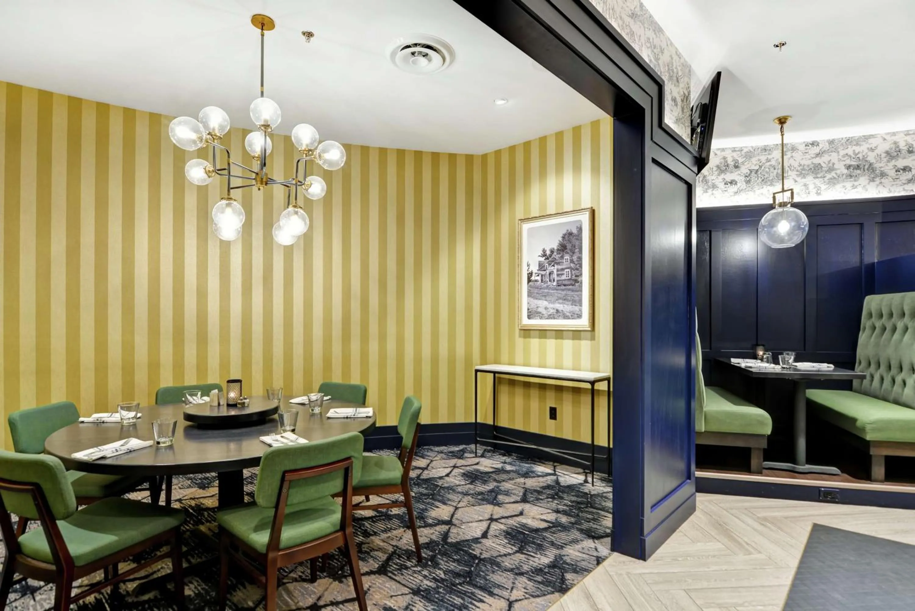 Restaurant/places to eat in Embassy Suites by Hilton Minneapolis Airport