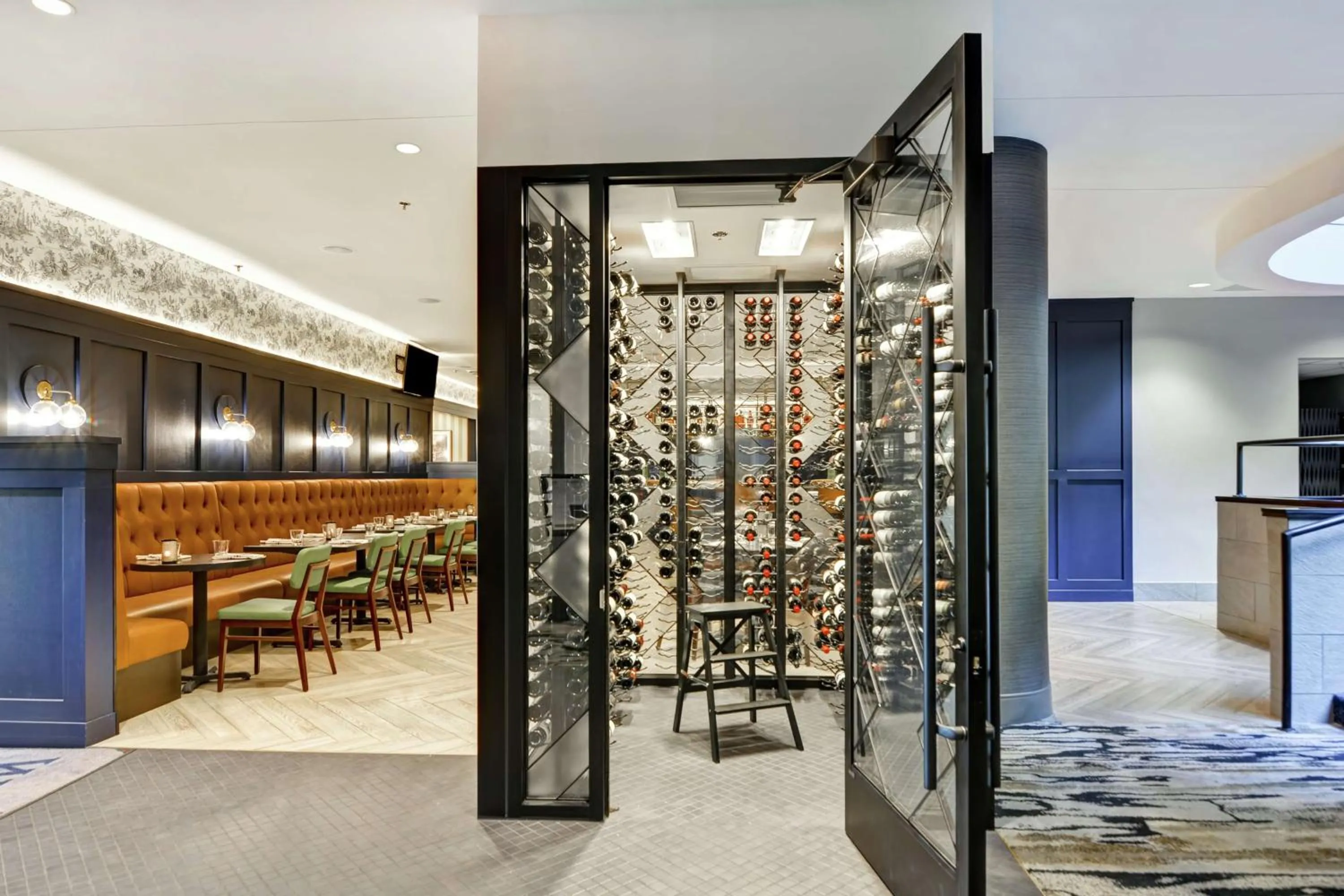 Restaurant/places to eat in Embassy Suites by Hilton Minneapolis Airport