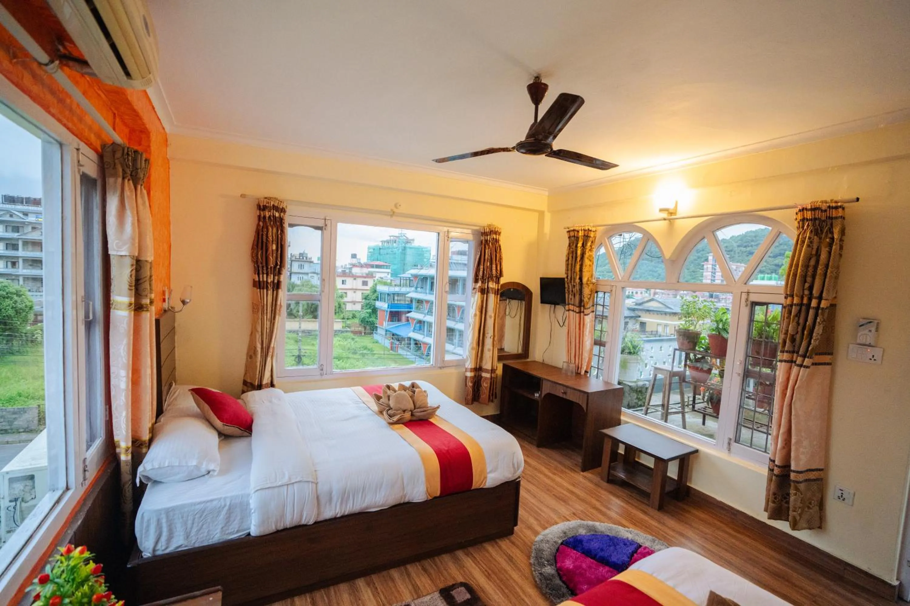 Bed in Hotel Himalayan Inn