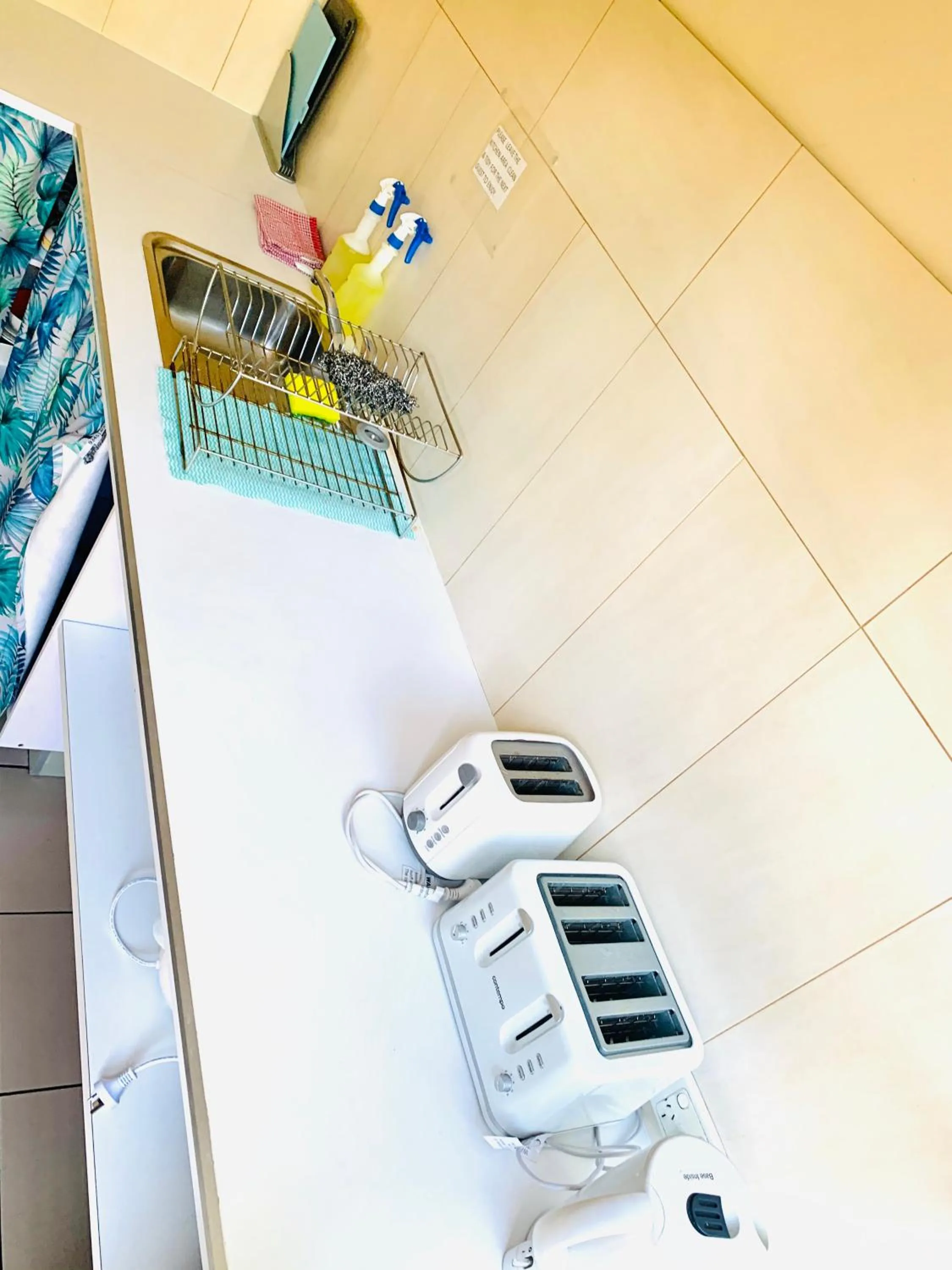 Communal kitchen in Central Motel Mooloolaba and Apartments