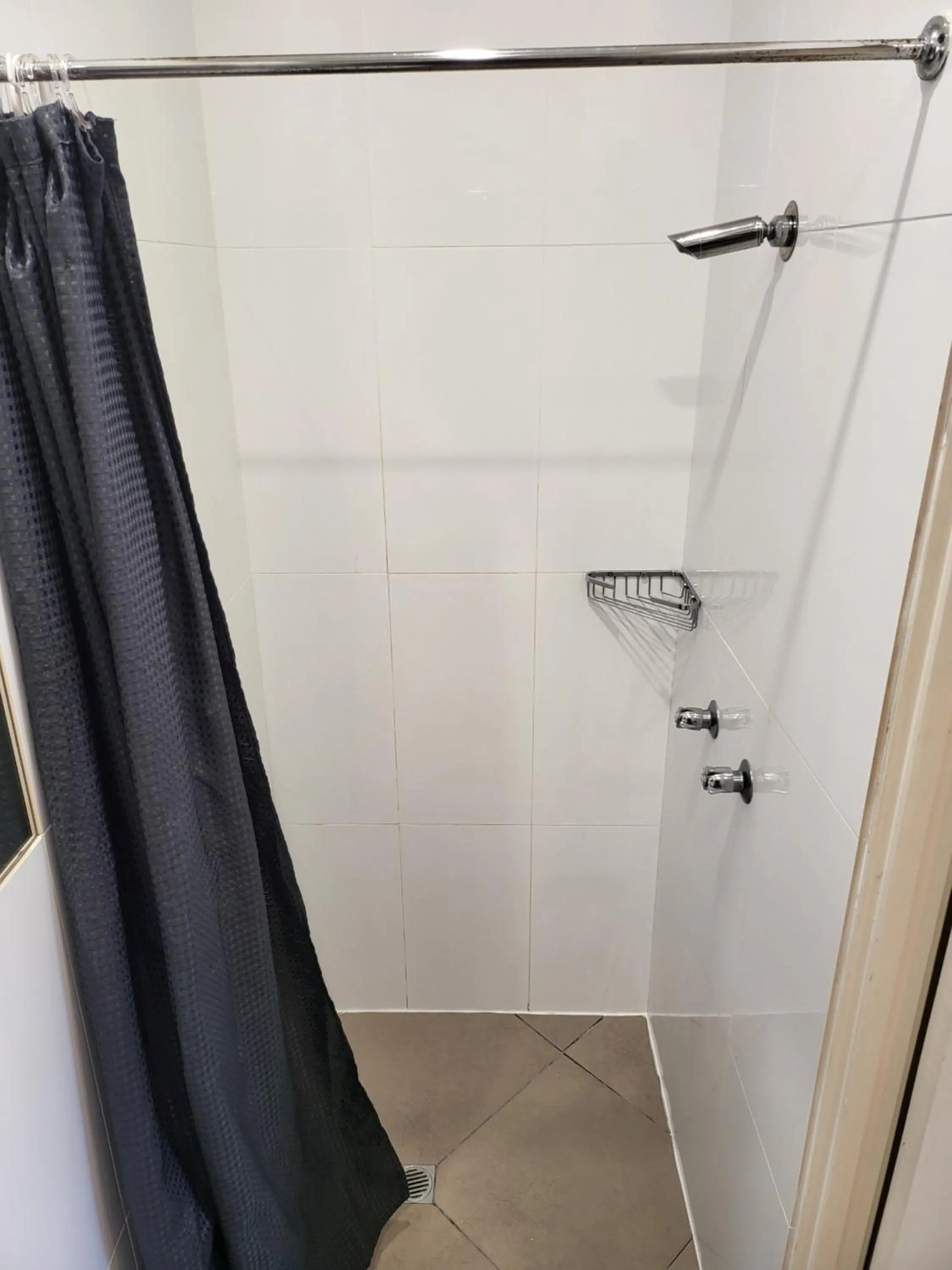 Shower in Central Motel Mooloolaba and Apartments