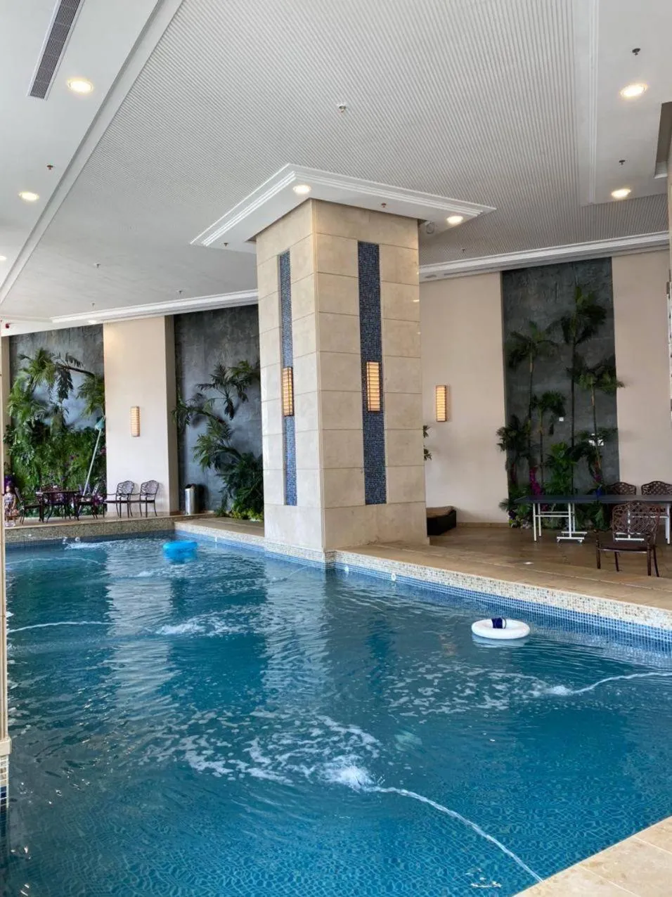 Swimming pool in Violet Al Azizia Hotel MASJID Al Qatari