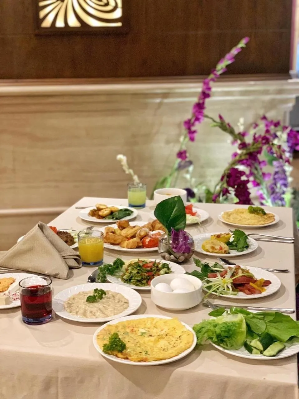 Restaurant/places to eat in Violet Al Azizia Hotel MASJID Al Qatari