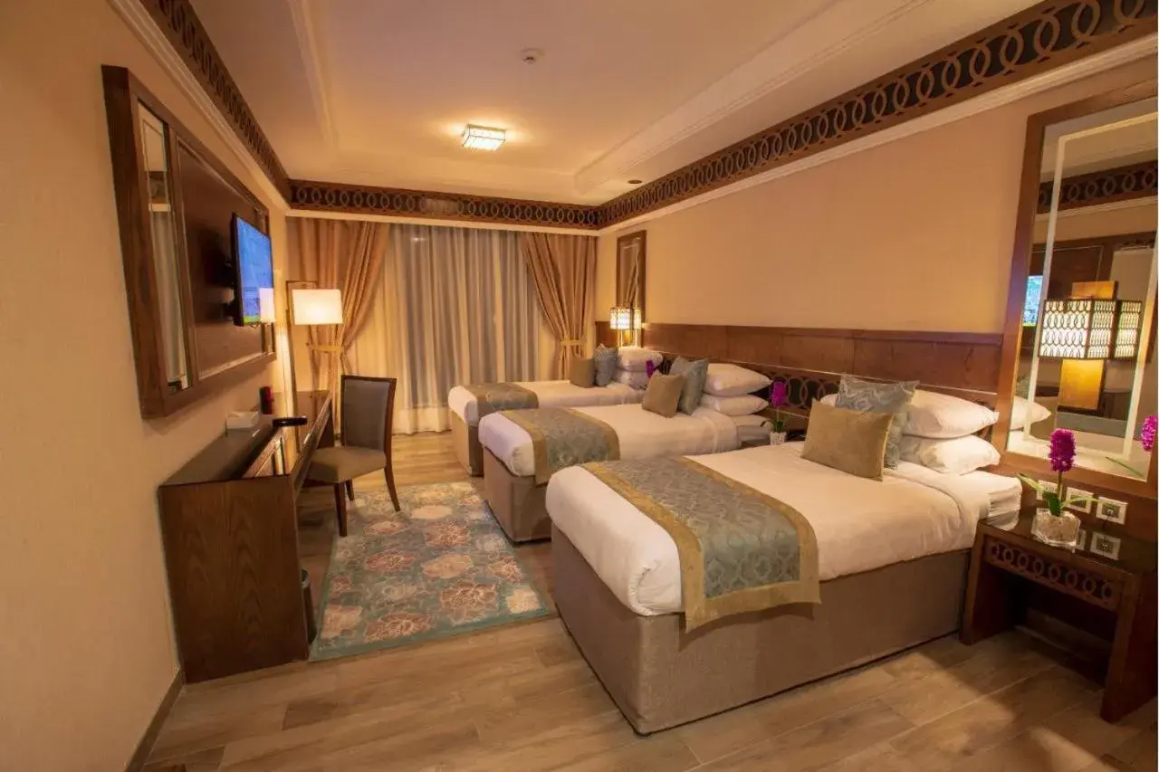 Triple Room in Violet Al Azizia Hotel MASJID Al Qatari Triple Room in Violet Al Azizia Hotel MASJID Al Qatari