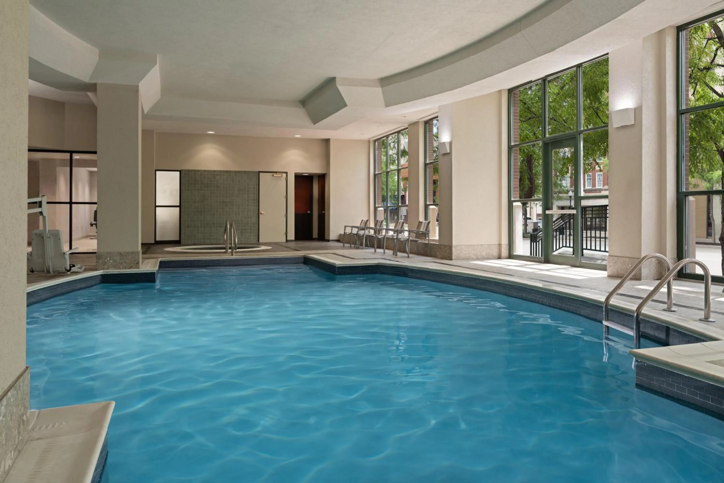 Swimming pool in Embassy Suites Lincoln