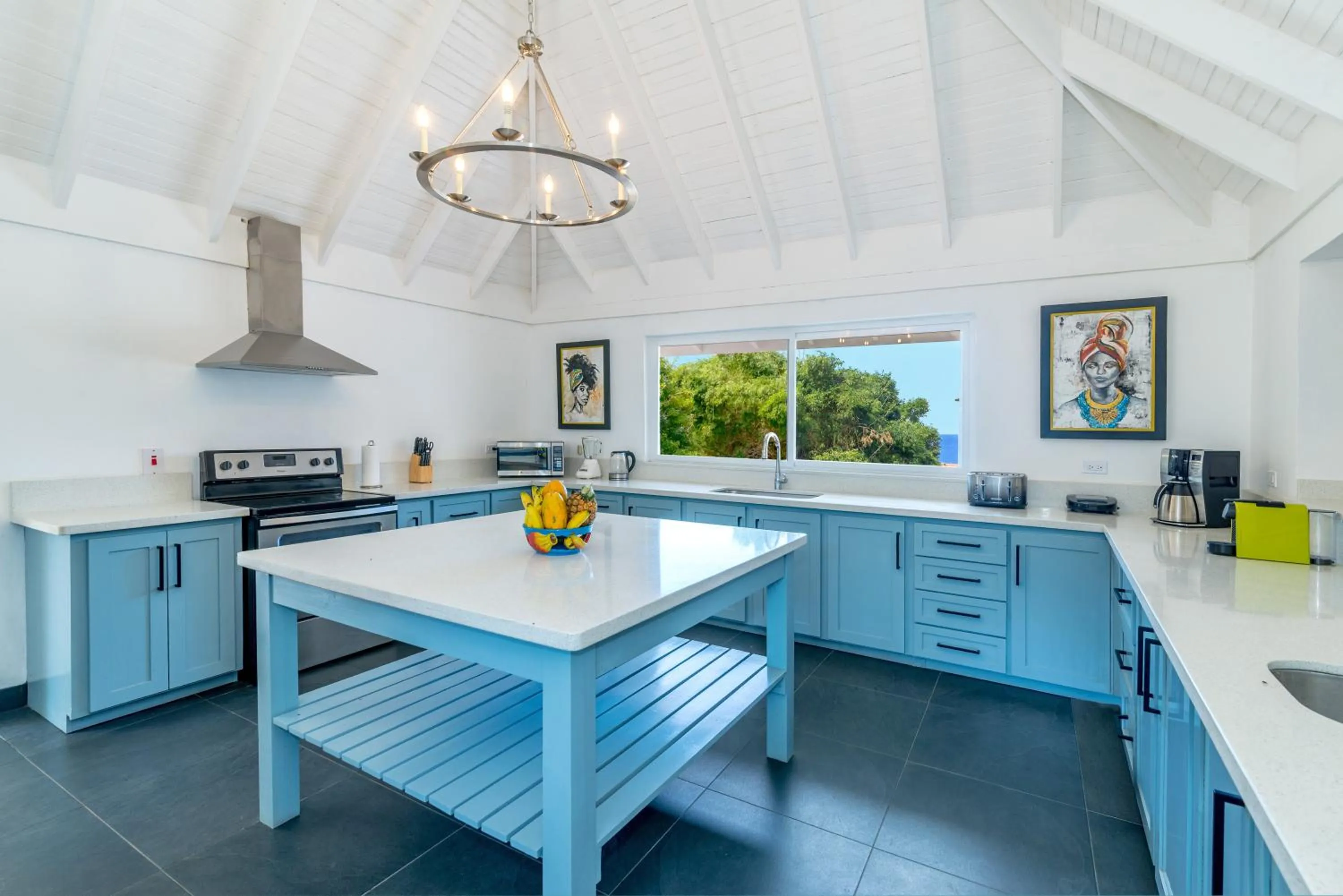 Magnificent 5-Bedroom Estate Villa, Sleeps 12