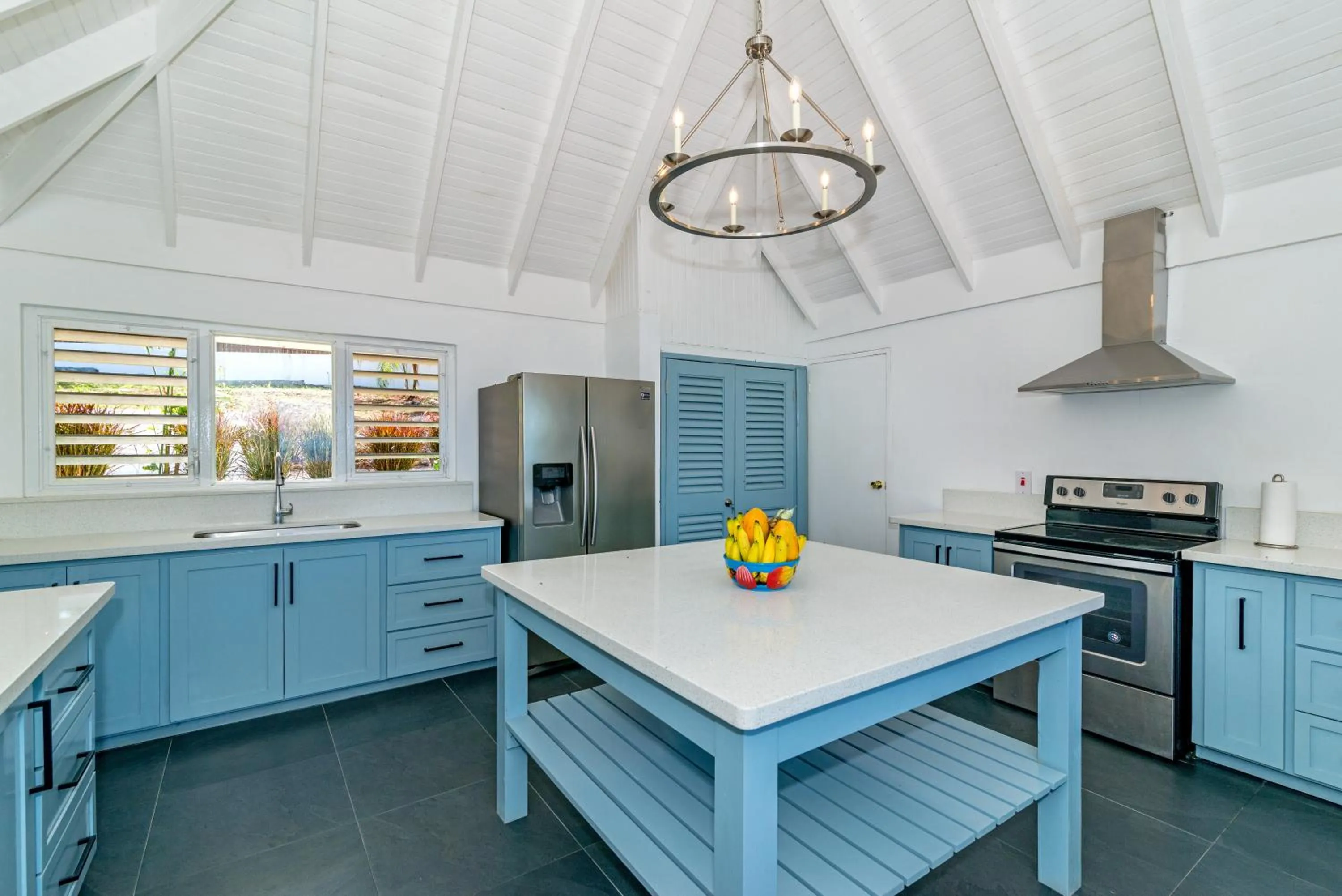 Magnificent 5-Bedroom Estate Villa, Sleeps 12