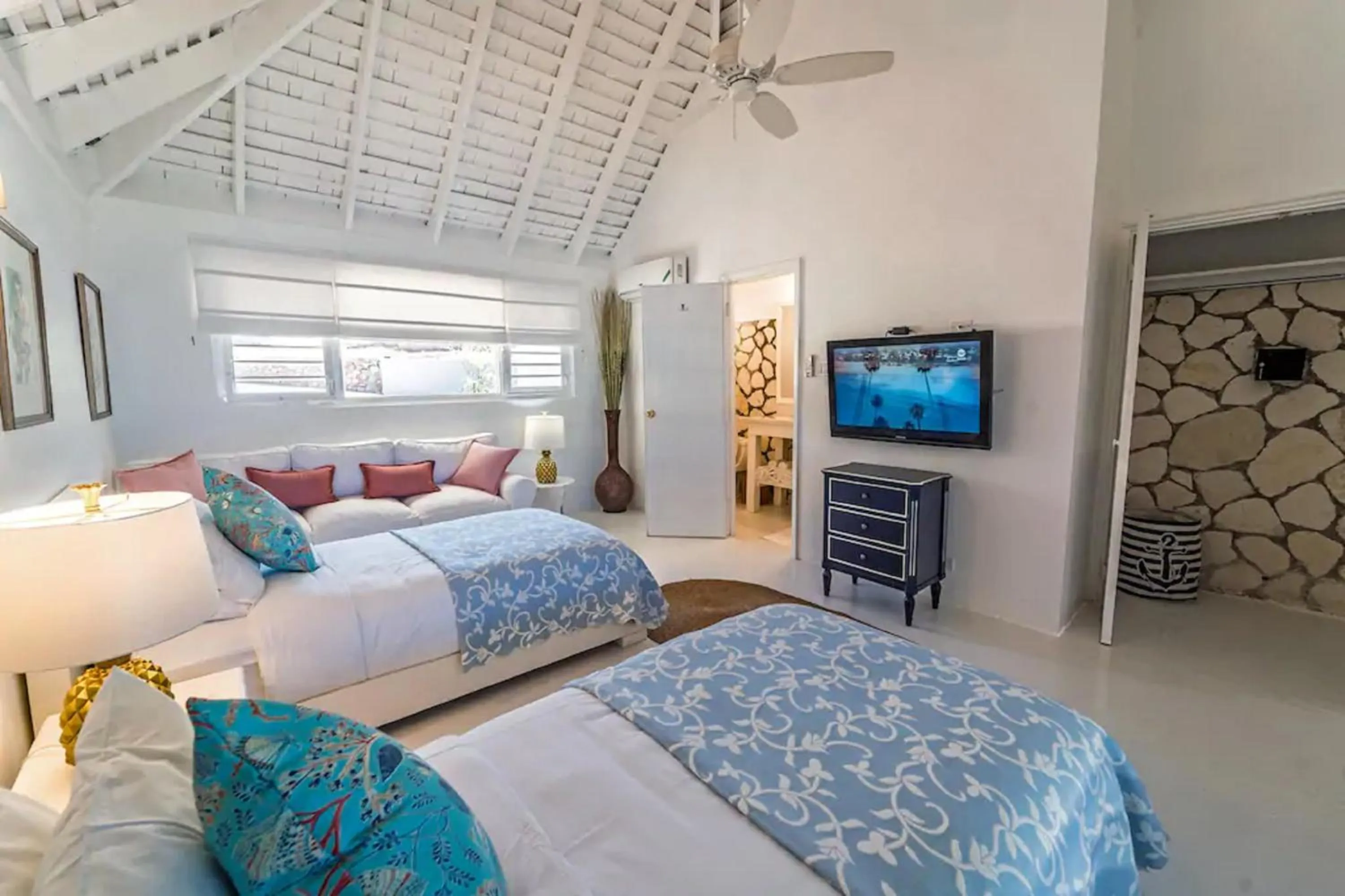 Bedroom, Bed in Magnificent 5-Bedroom Estate Villa, Sleeps 12